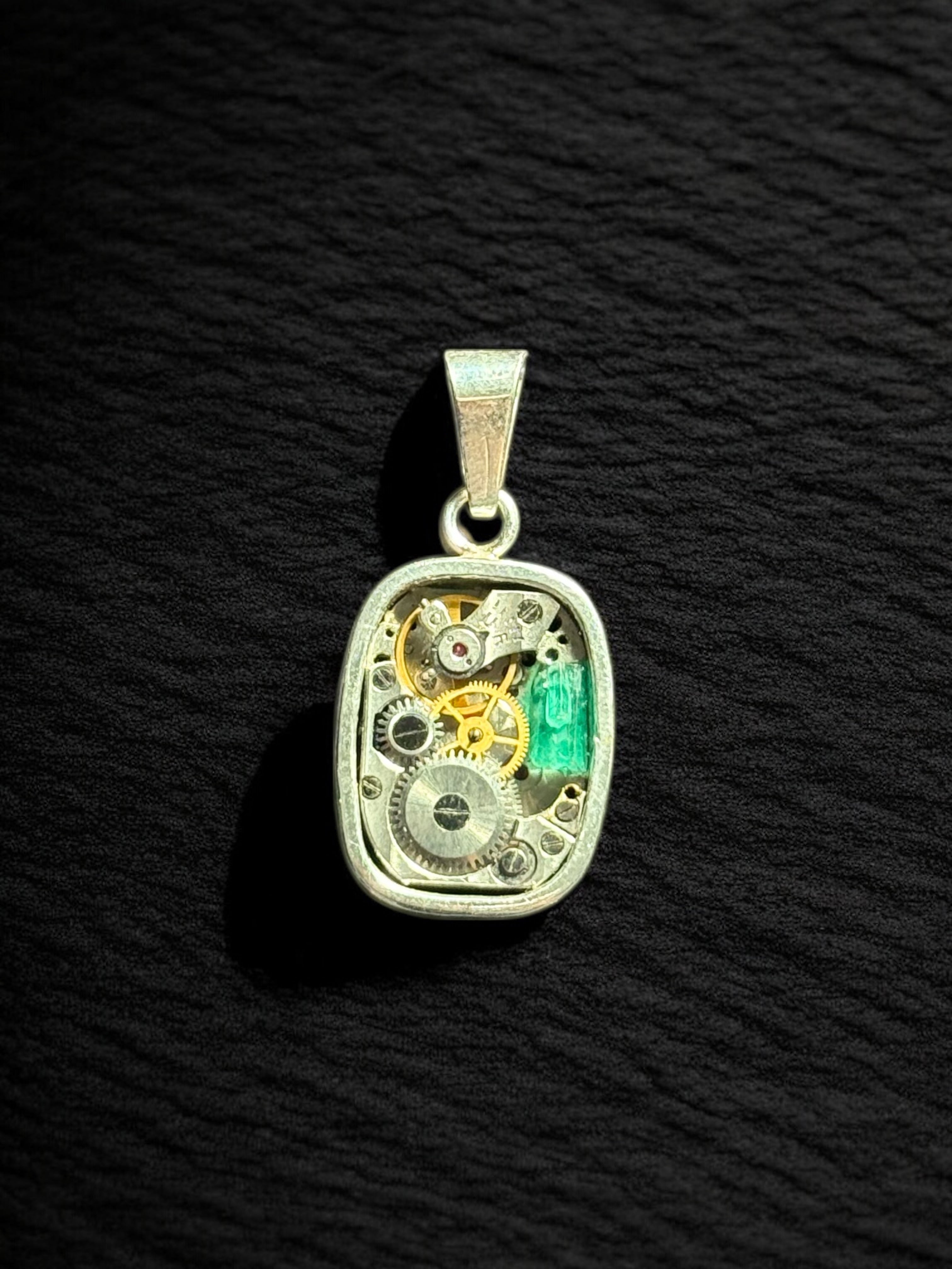 Dije reloj esmeralda en bruto