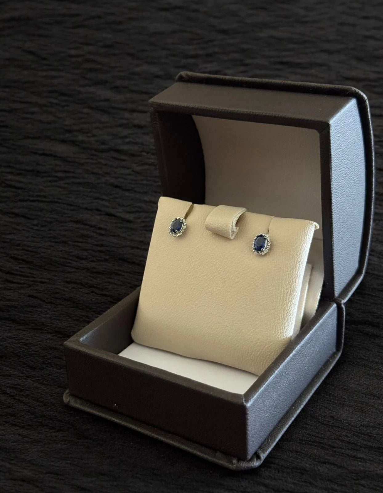 Aretes Broquel Diamantes con Zafiro