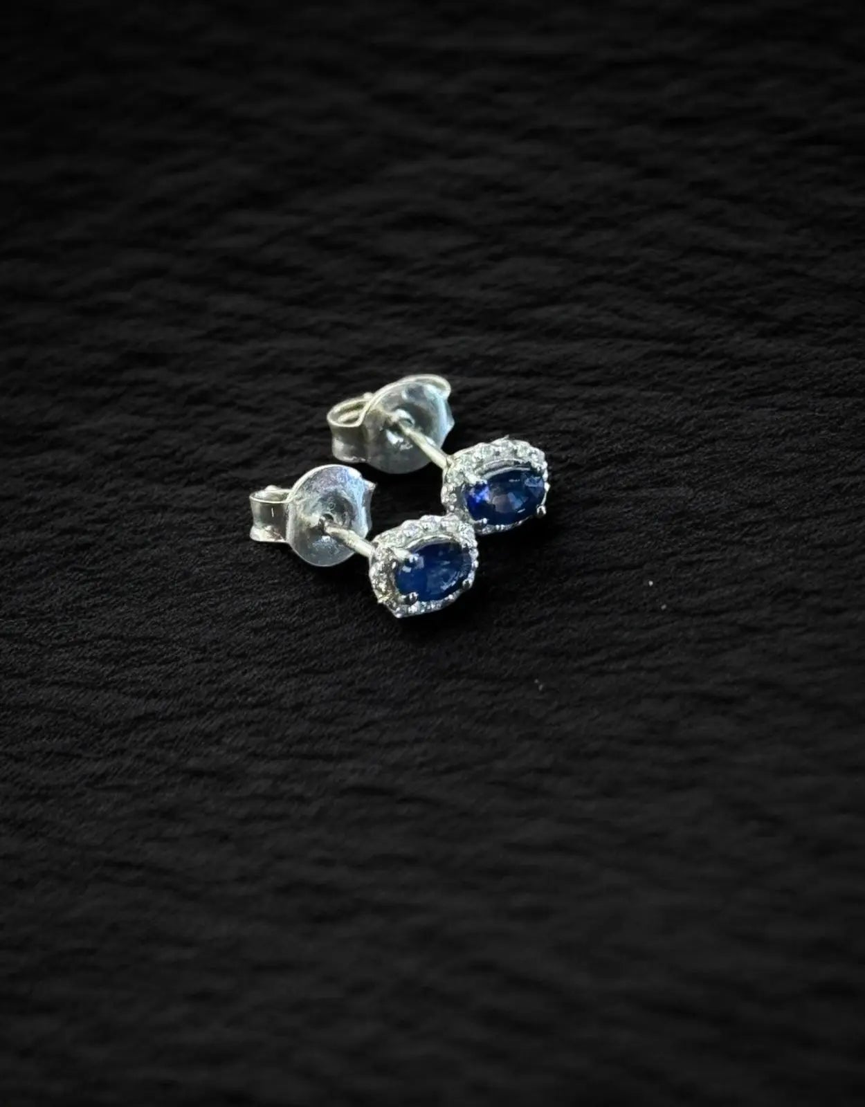 Aretes Broquel Diamantes con Zafiro