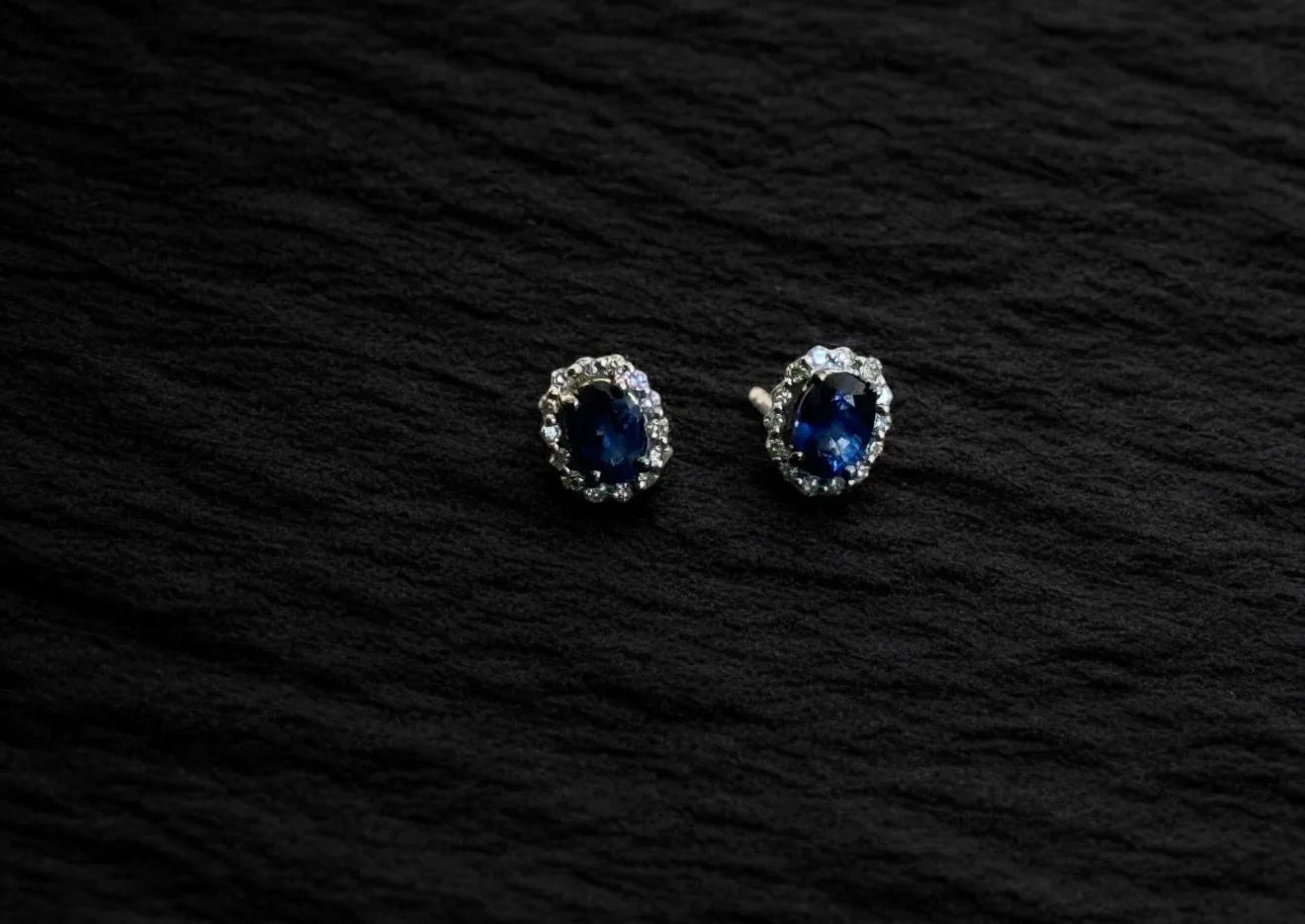 Aretes Broquel Diamantes con Zafiro