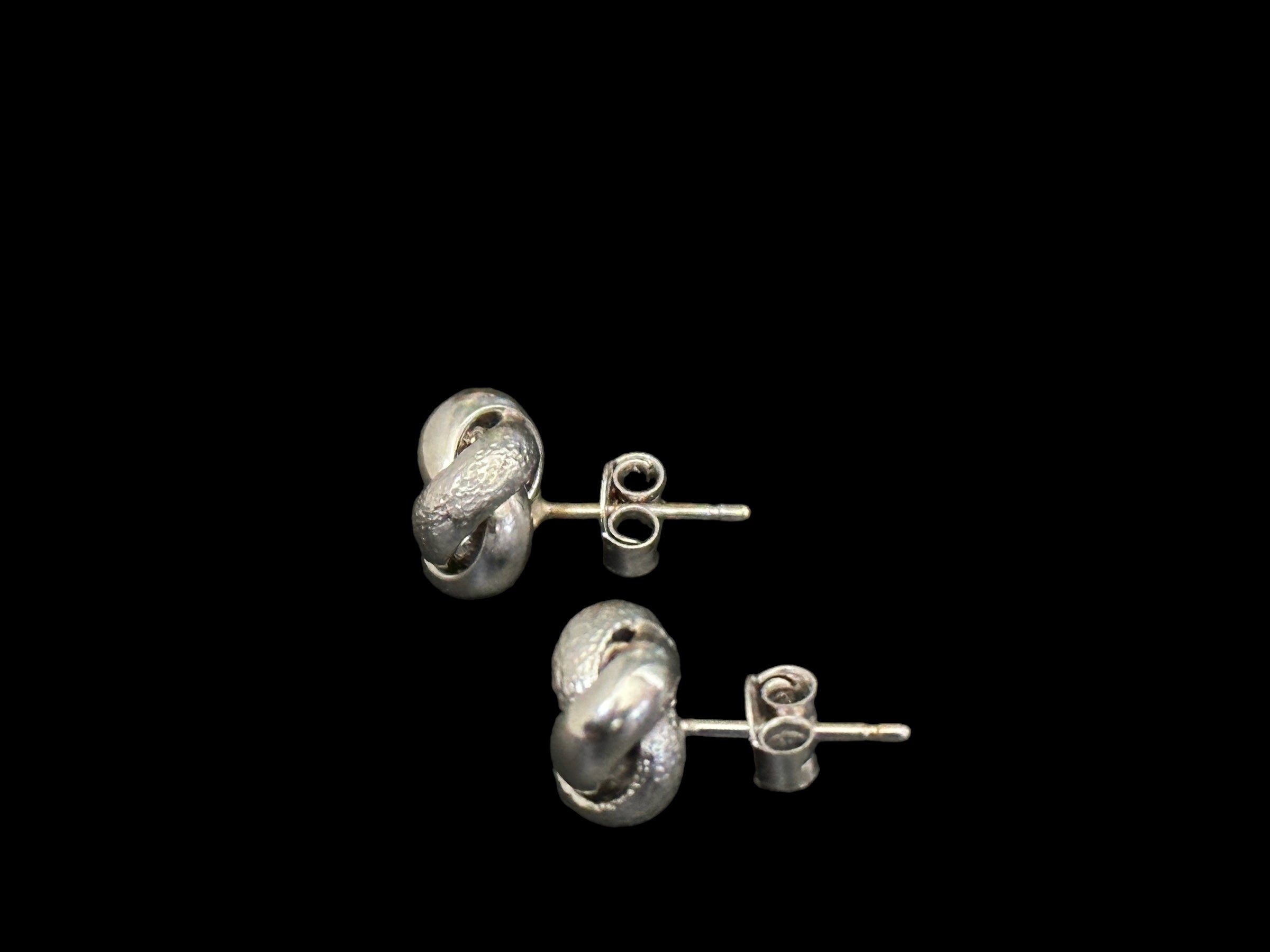 Aretes nudo oro blanco