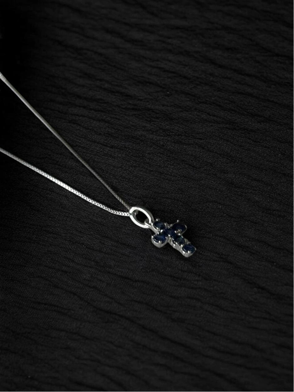 Collar de Cruz con Zafiros