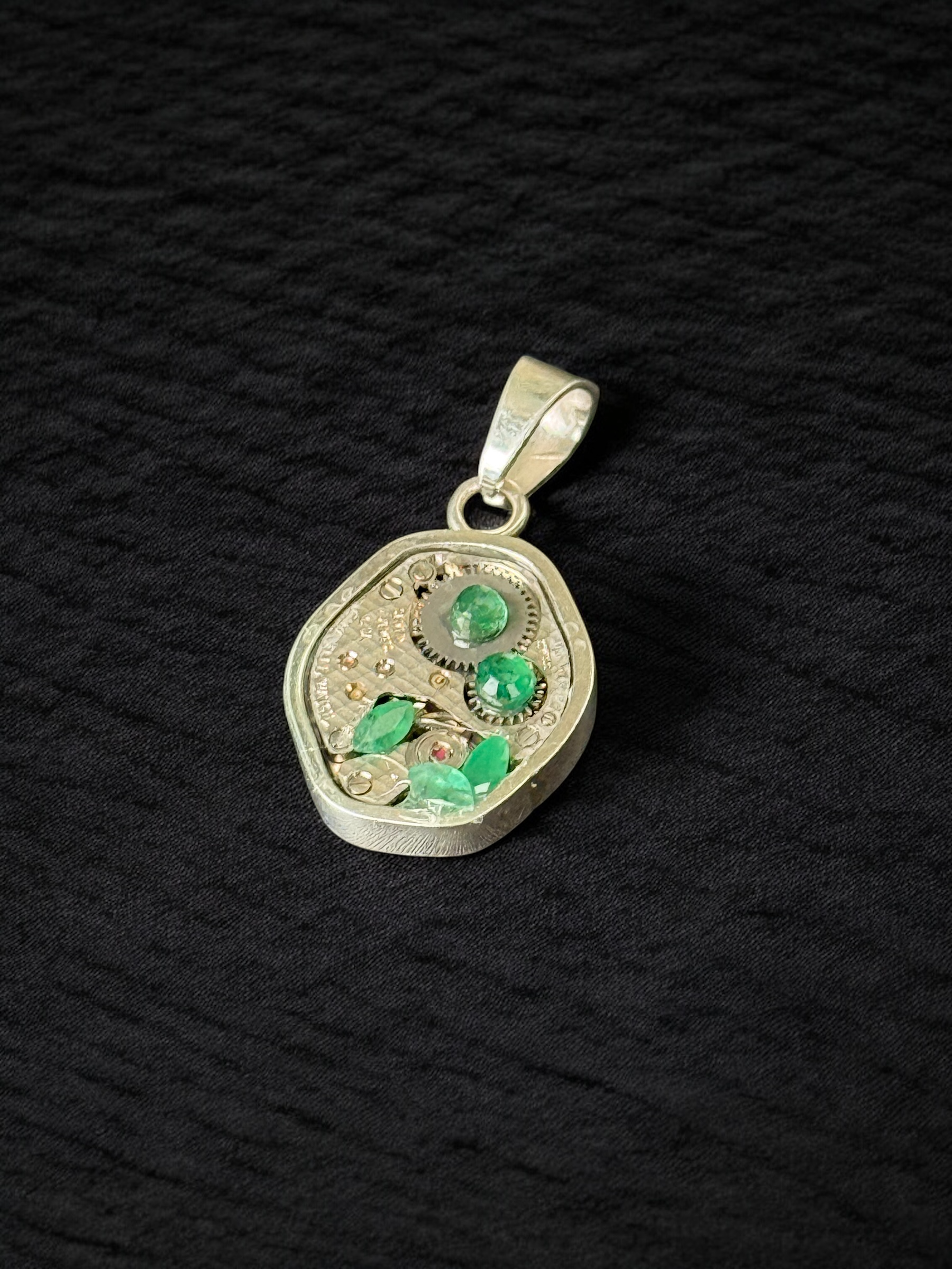Dije reloj esmeraldas