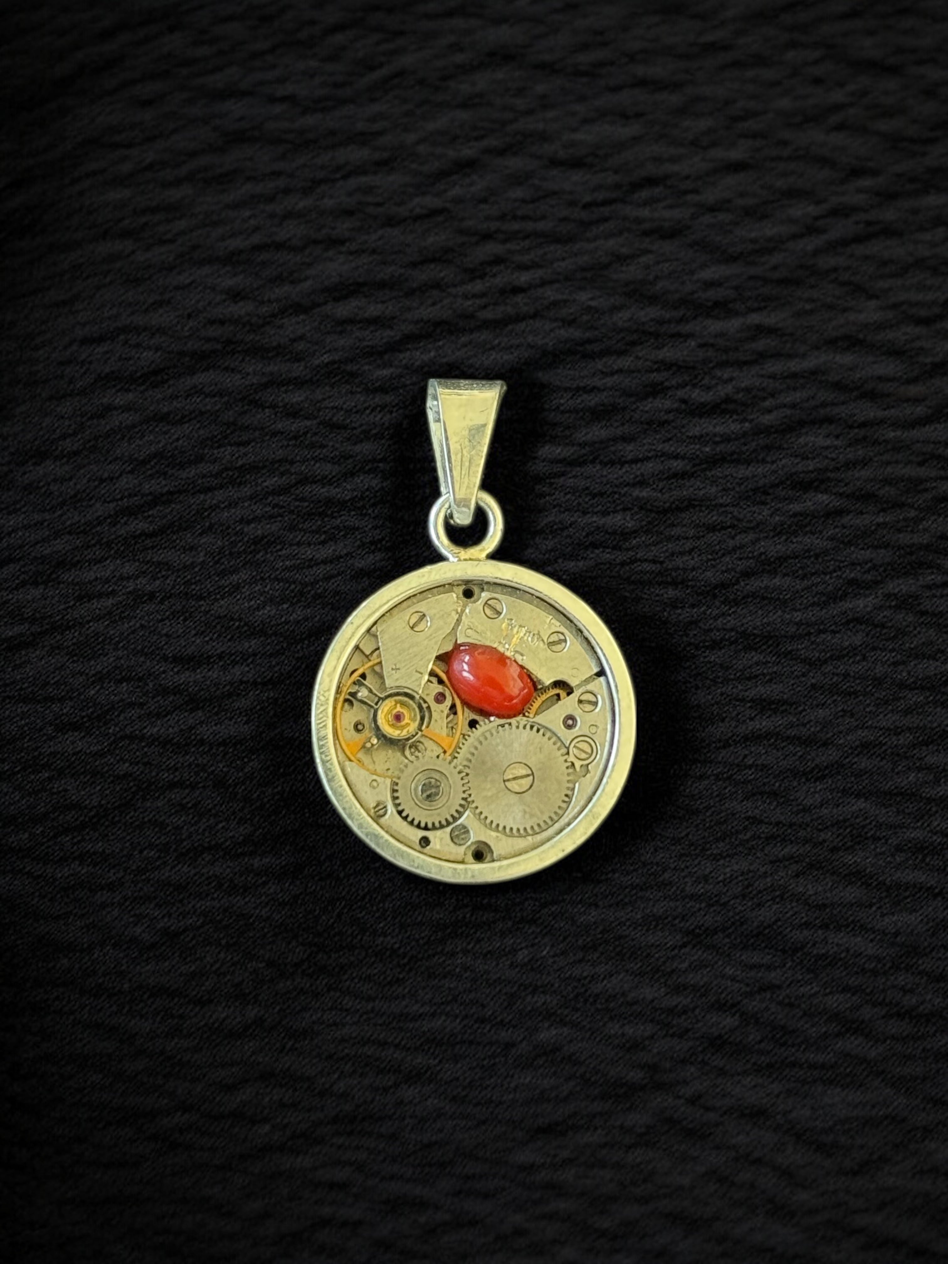 Dije reloj Coral cabujón .2