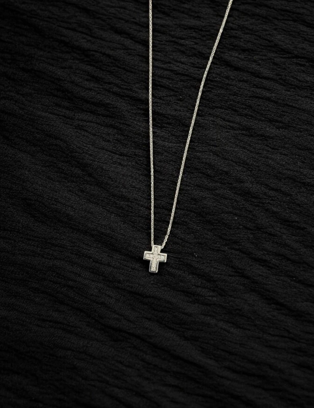 Collar de Cruz con Diamantes