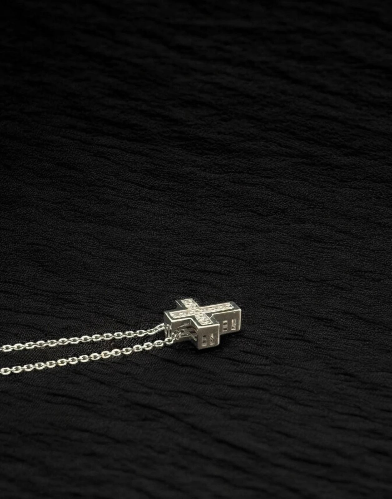 Collar de Cruz con Diamantes