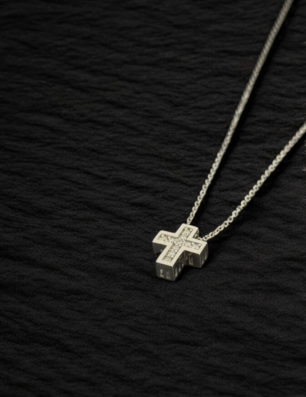 Collar de Cruz con Diamantes