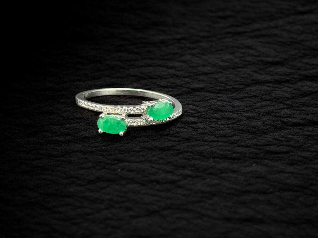Anillo esmeraldas con diamantes en oro blanco