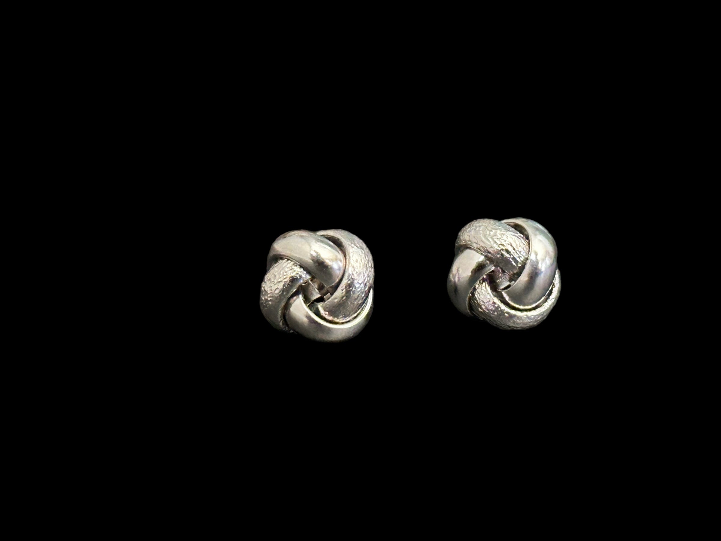 Aretes nudo oro blanco
