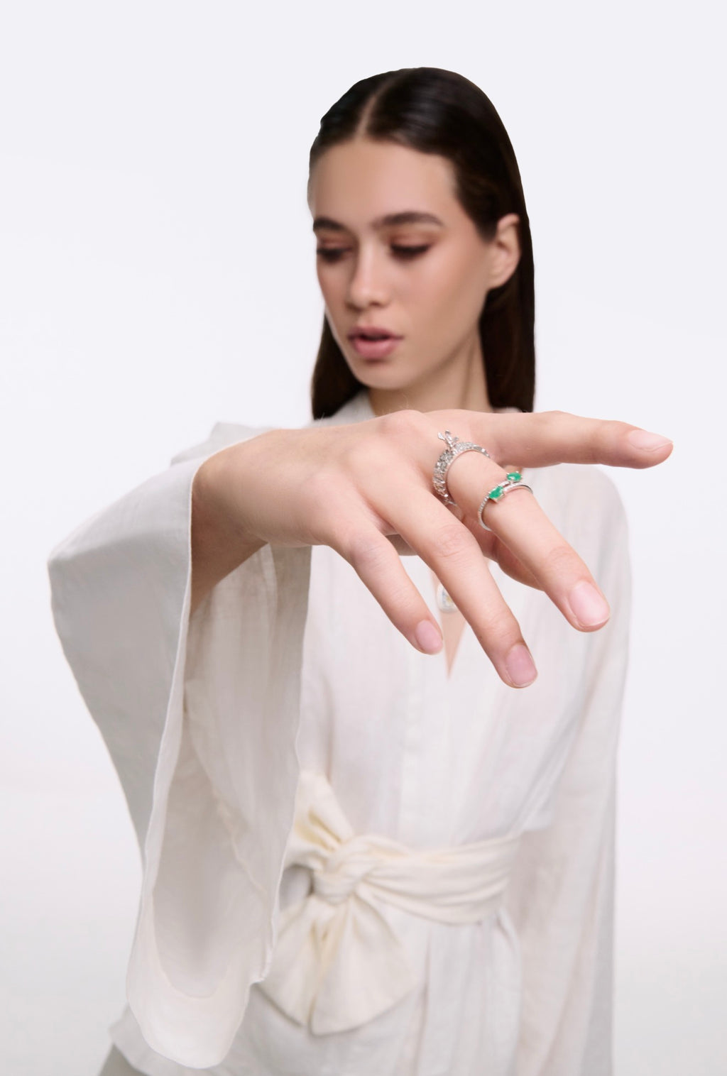Anillo esmeraldas con diamantes en oro blanco