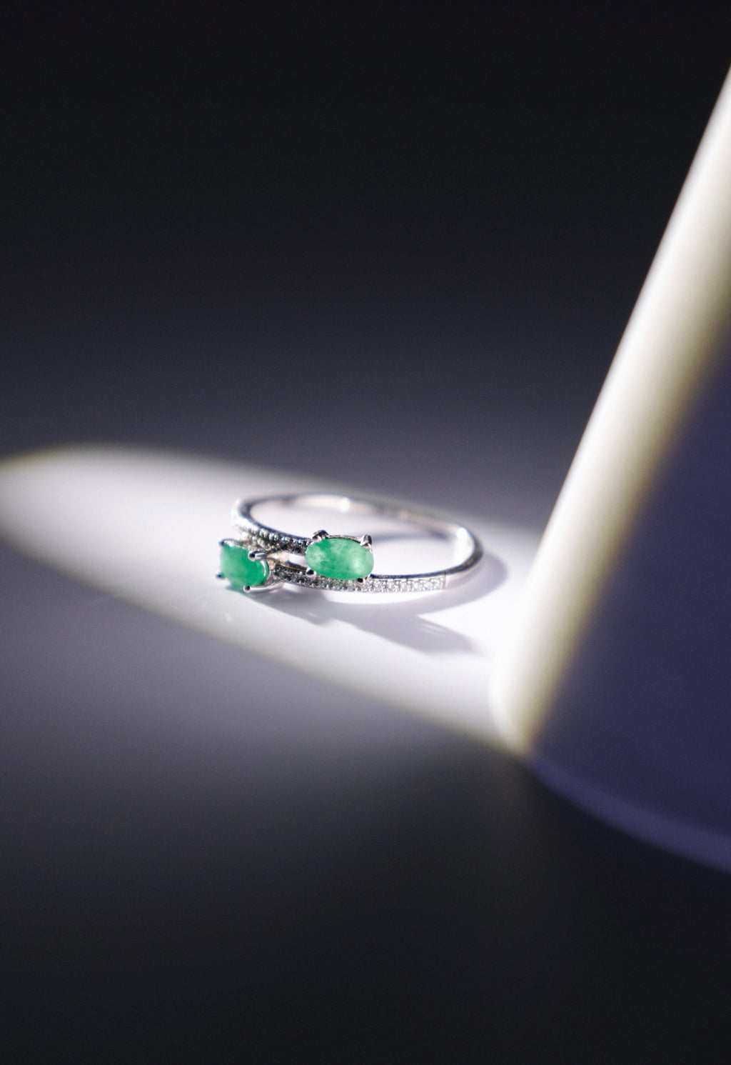 Anillo esmeraldas con diamantes en oro blanco