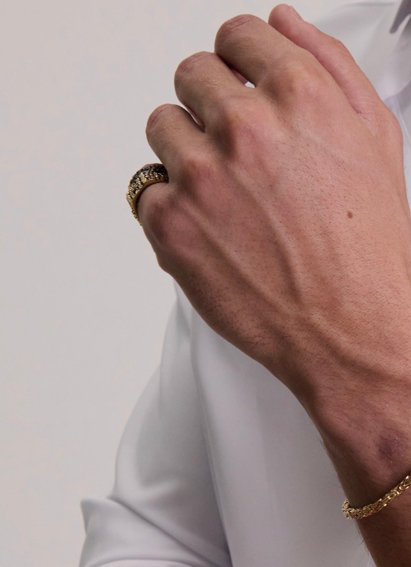 Anillo Sexto Lamento — Oro amarillo