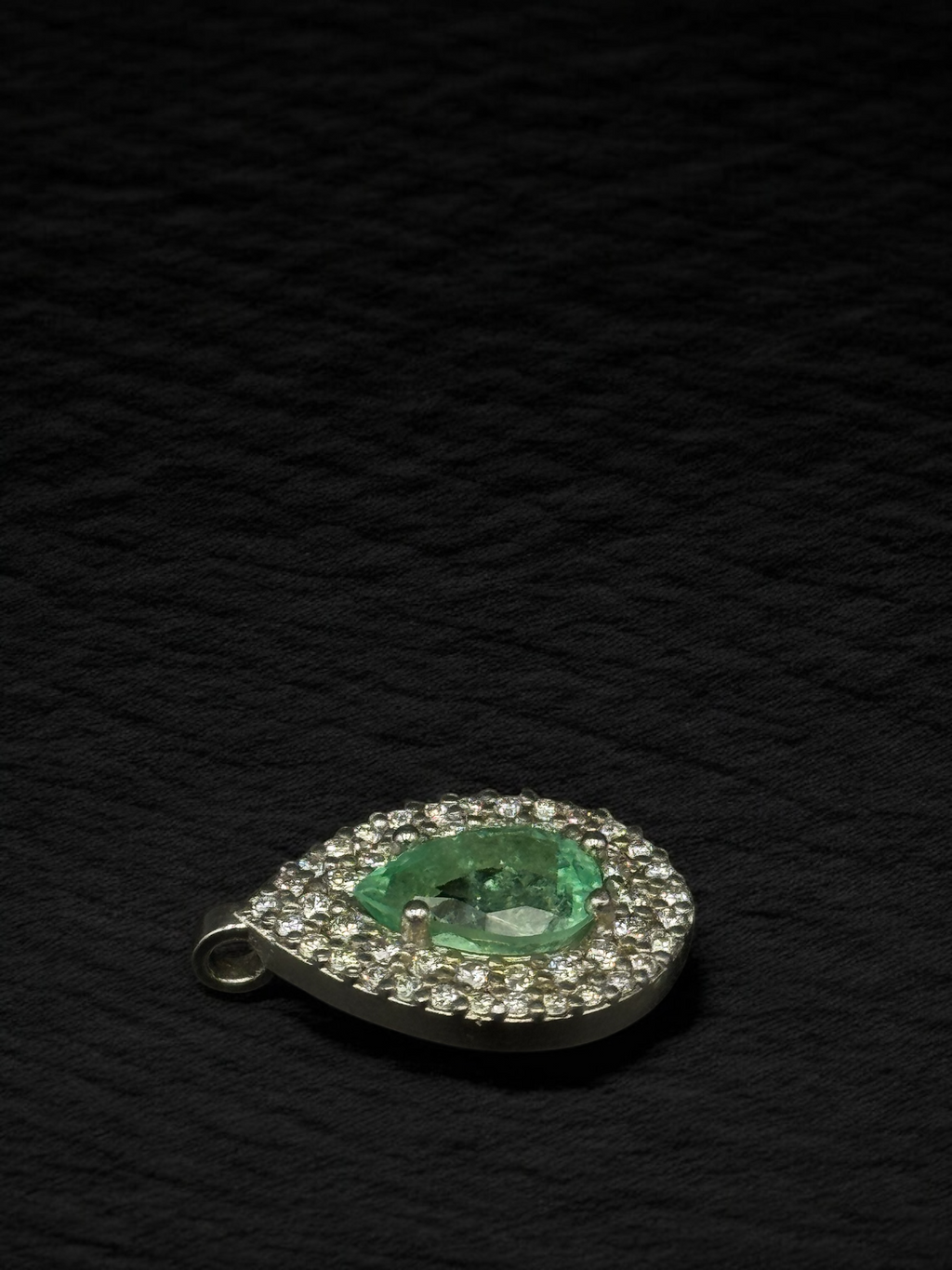 Dije Esmeralda con diamantes en oro
