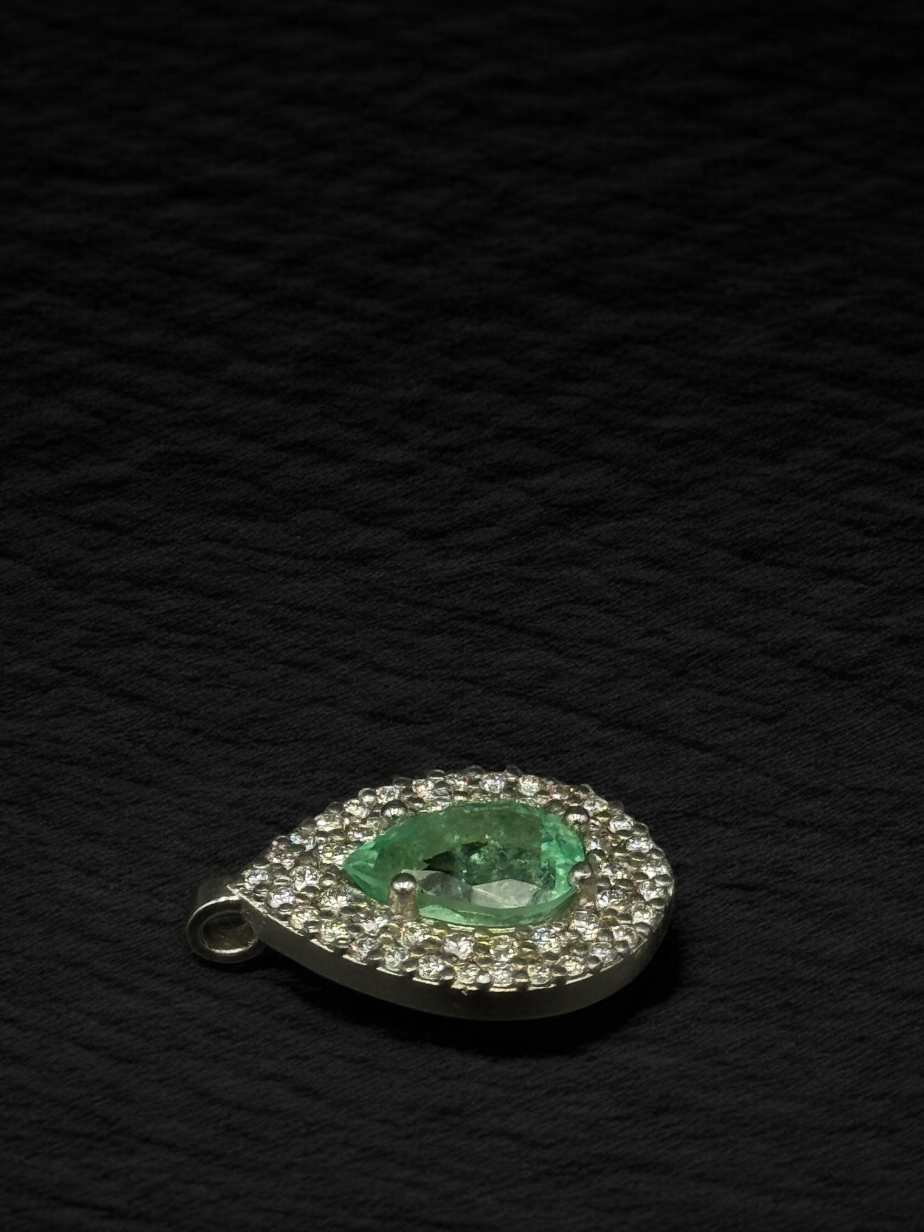 Dije Esmeralda con diamantes en oro