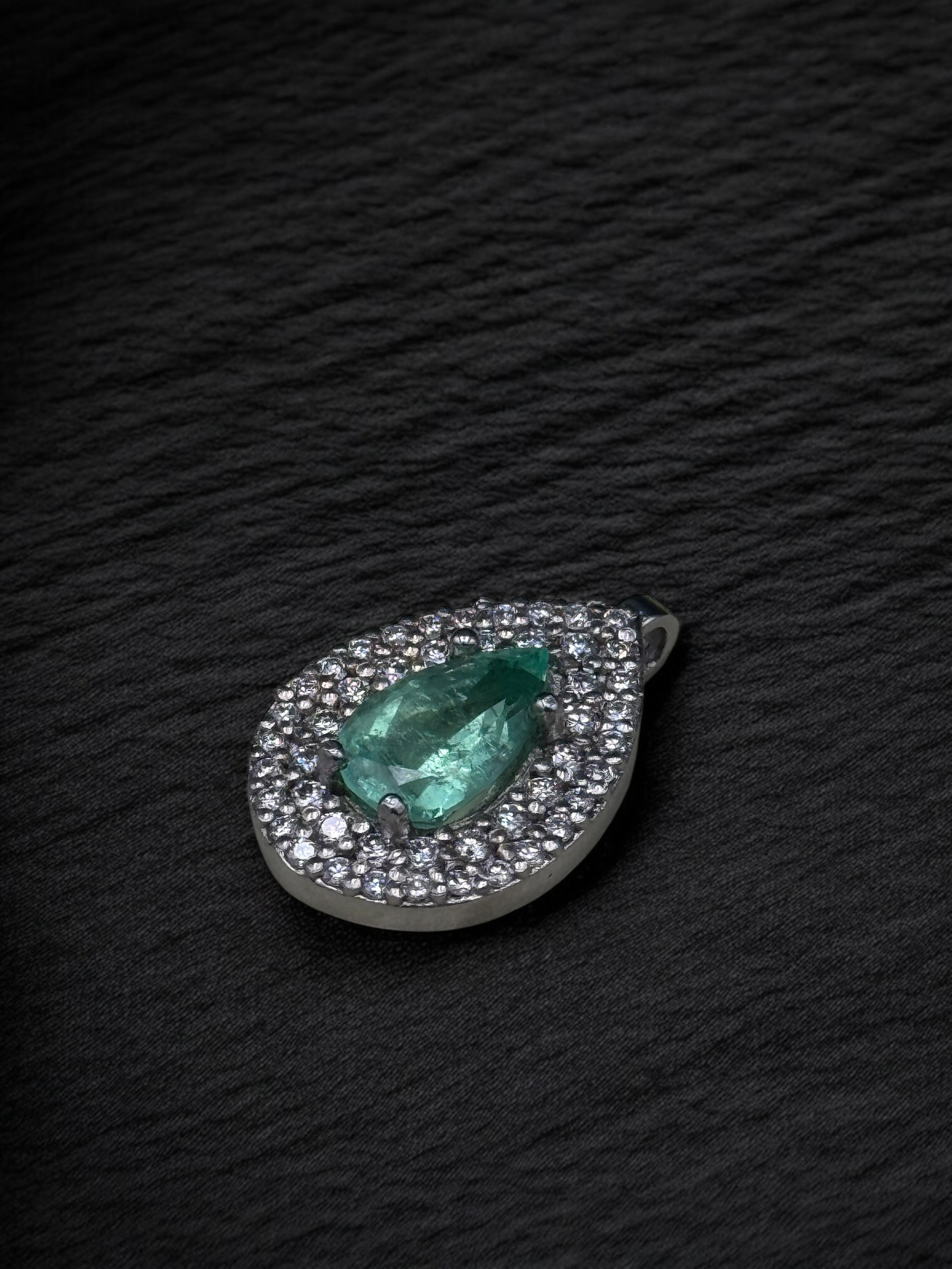 Dije Esmeralda con diamantes en oro