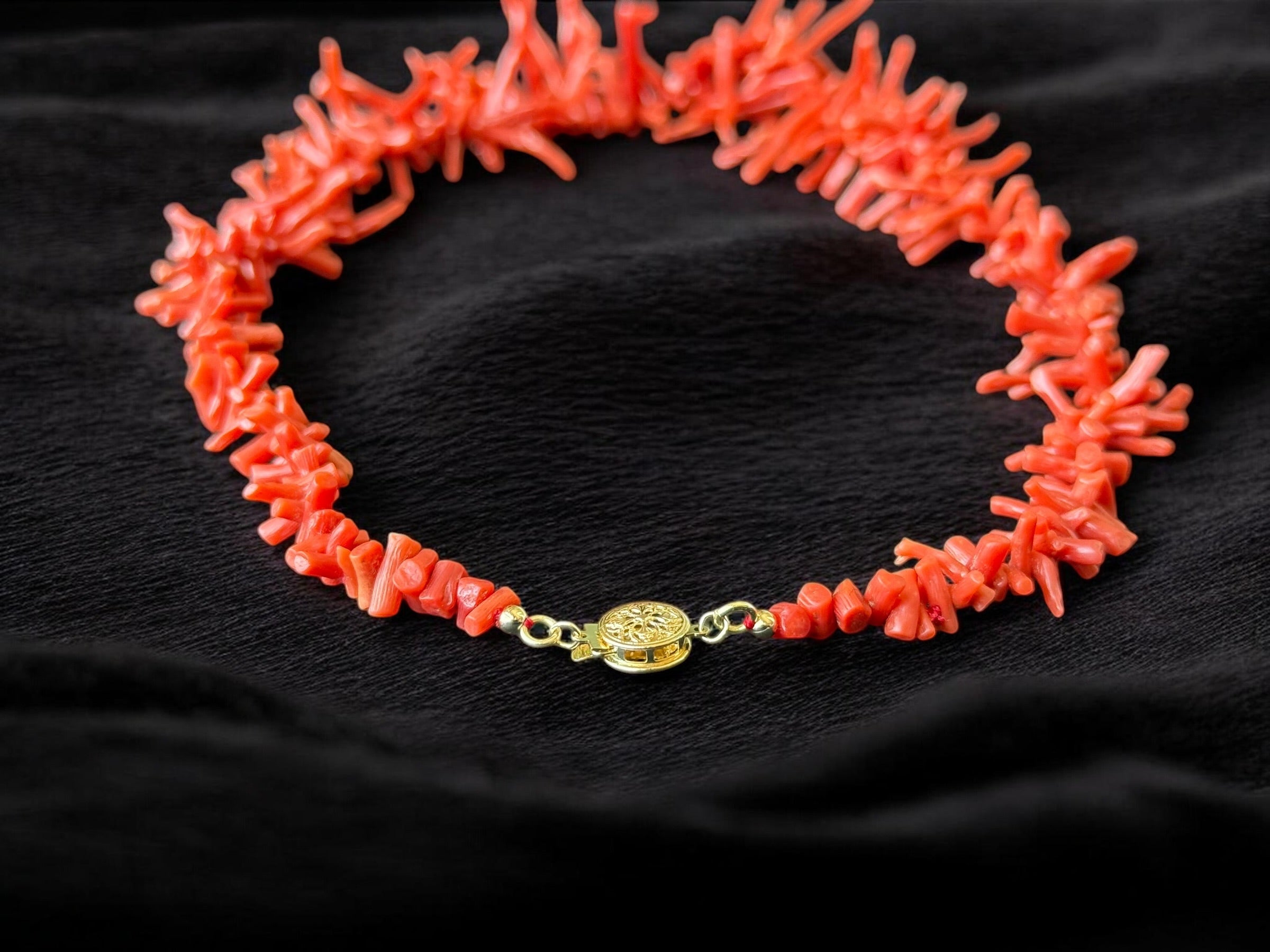 Collar de coral broche oro