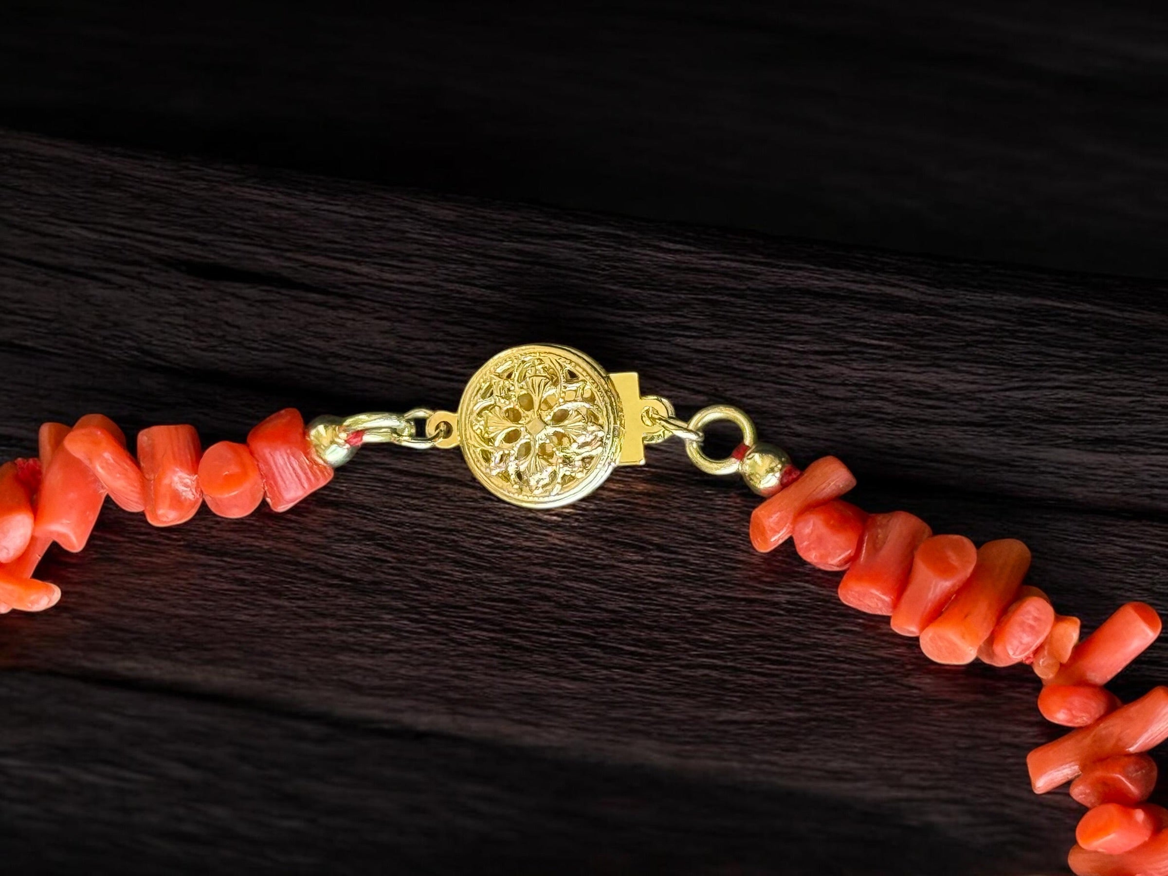 Collar de coral broche oro