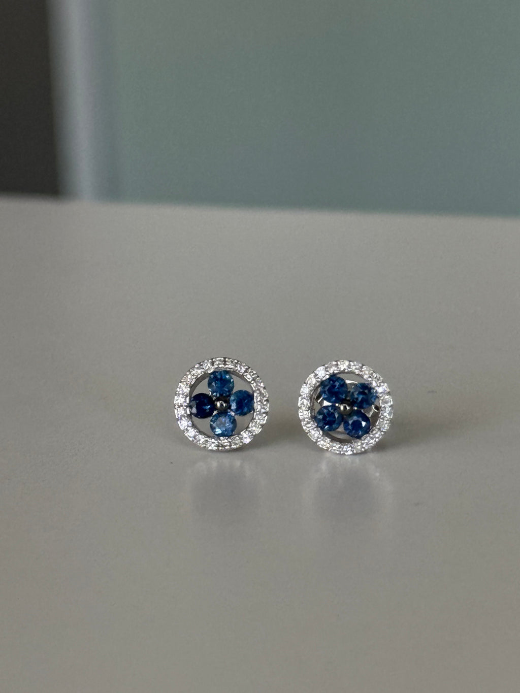 Aretes trébol zafiros y diamantes en oro