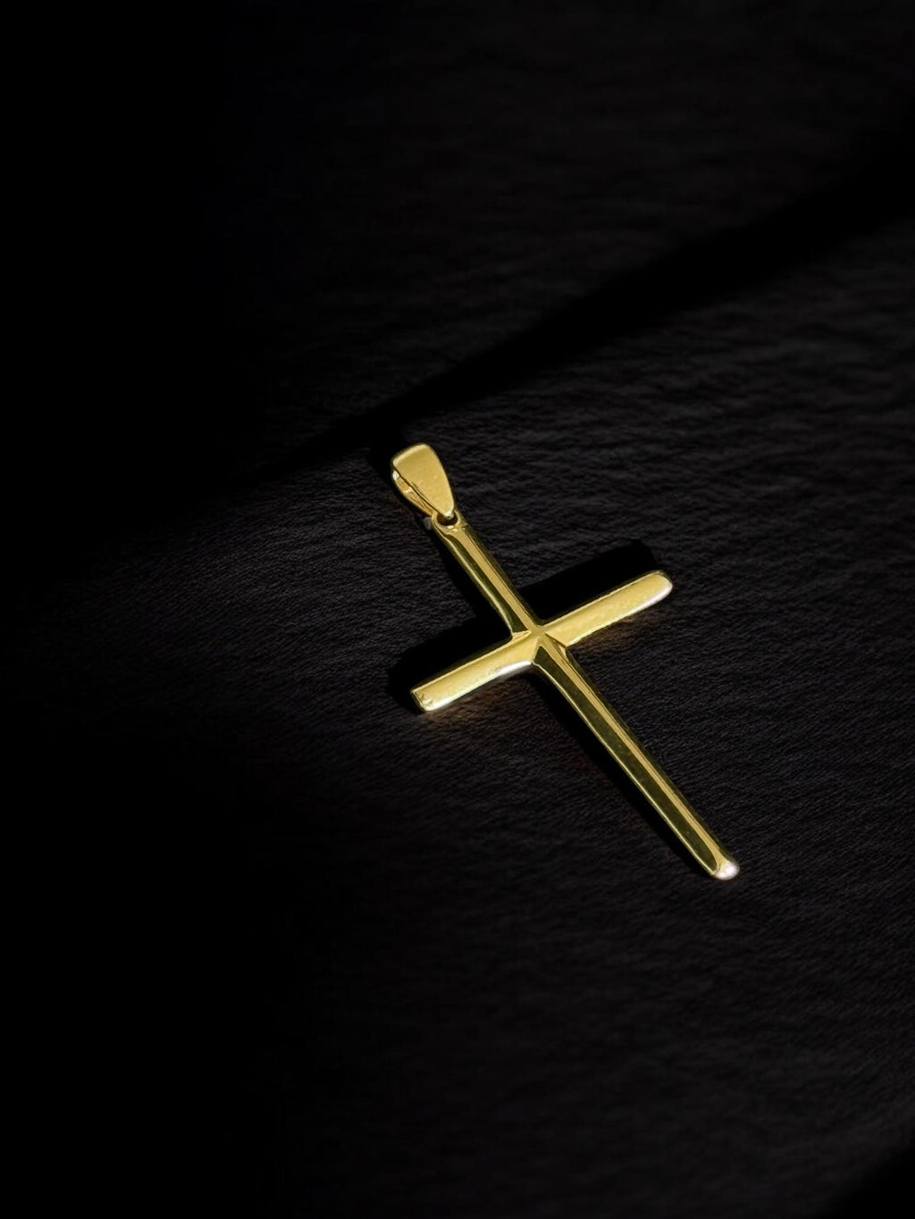 Cruz oro cilíndrica triangular