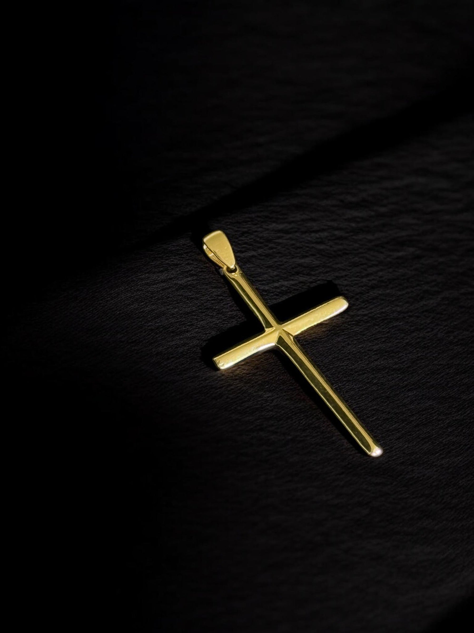 Cruz oro cilíndrica triangular