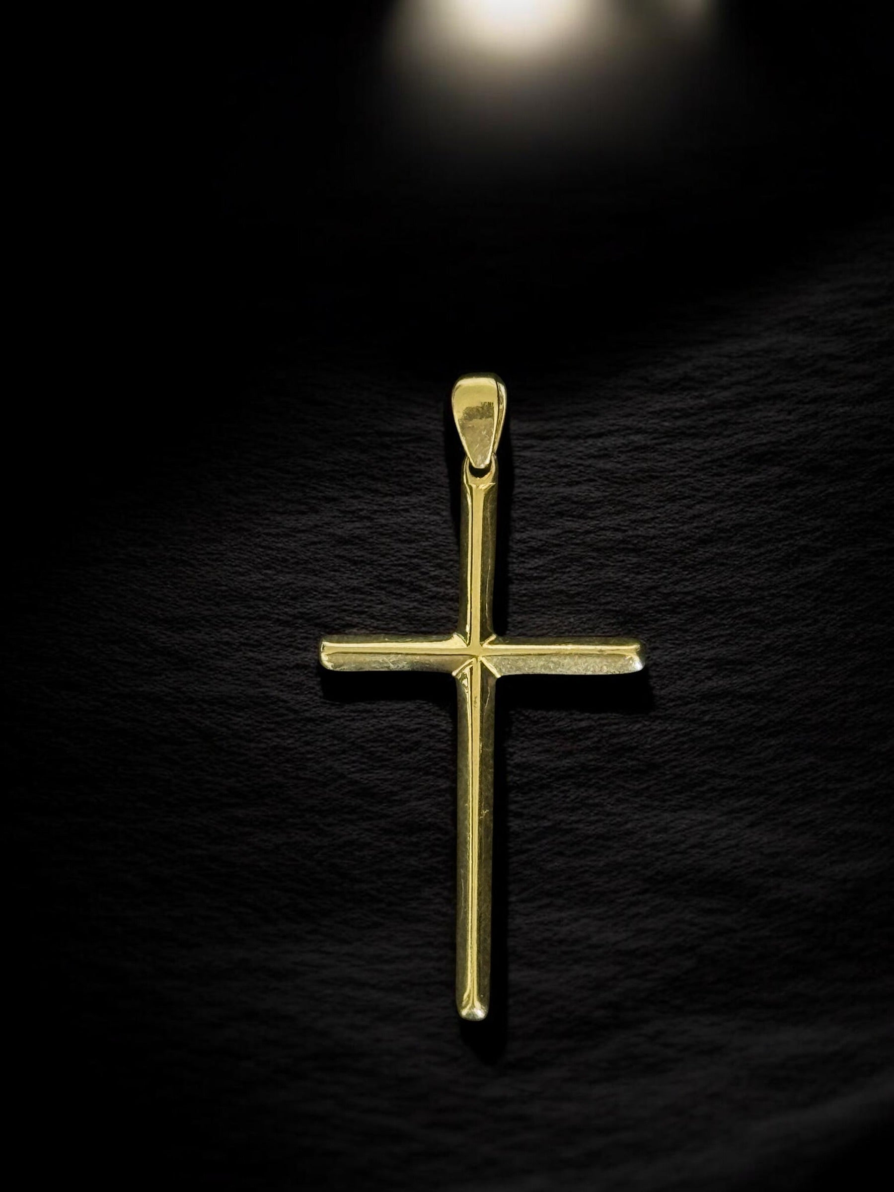 Cruz oro cilíndrica triangular