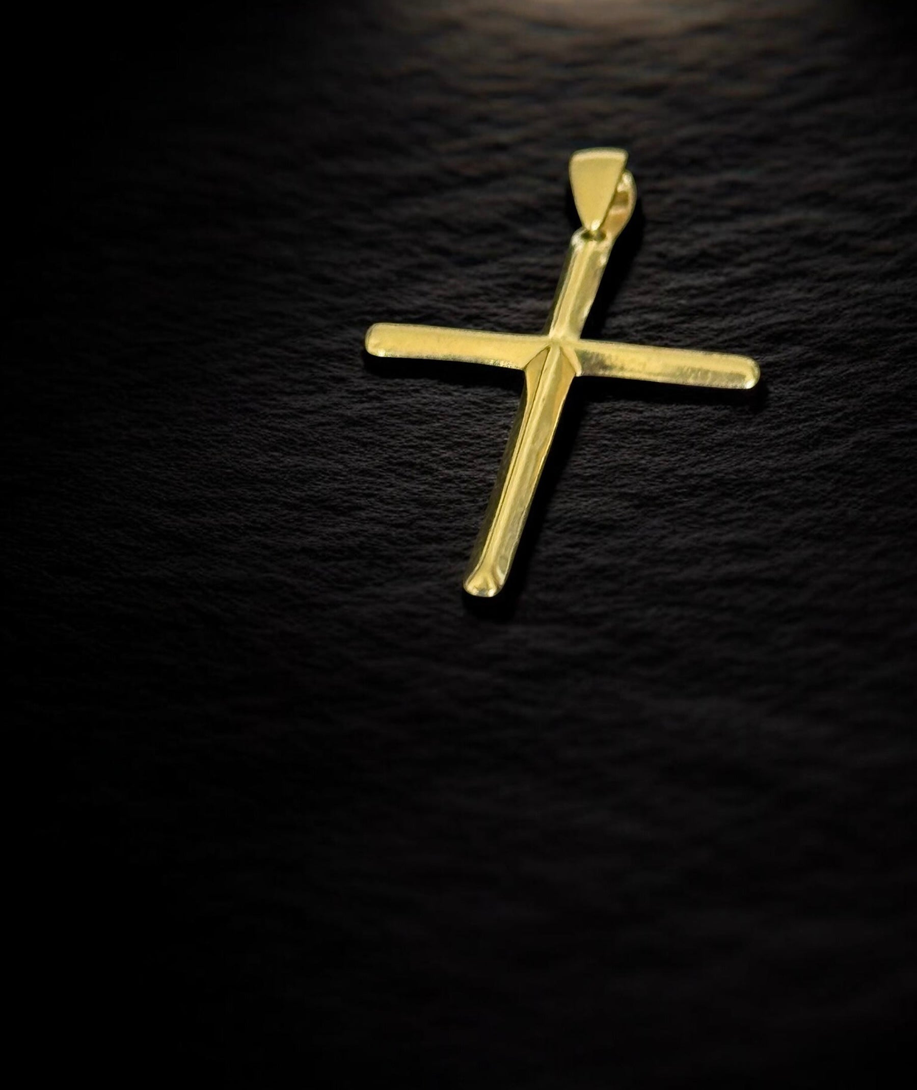 Cruz oro cilíndrica triangular