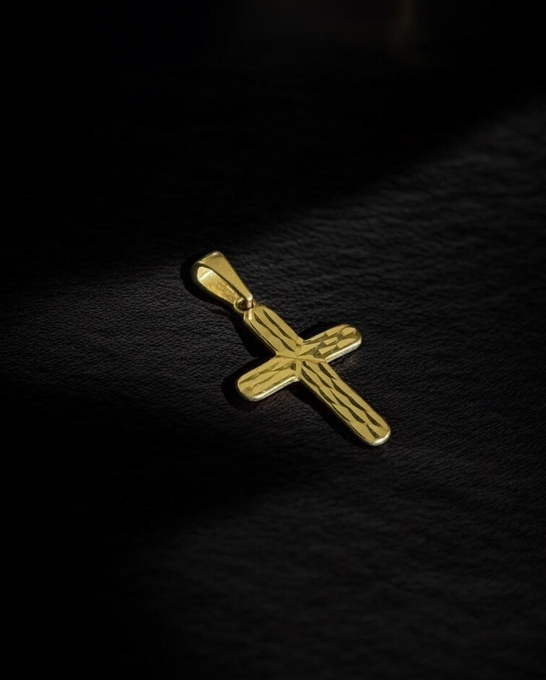 Cruz oro martillada