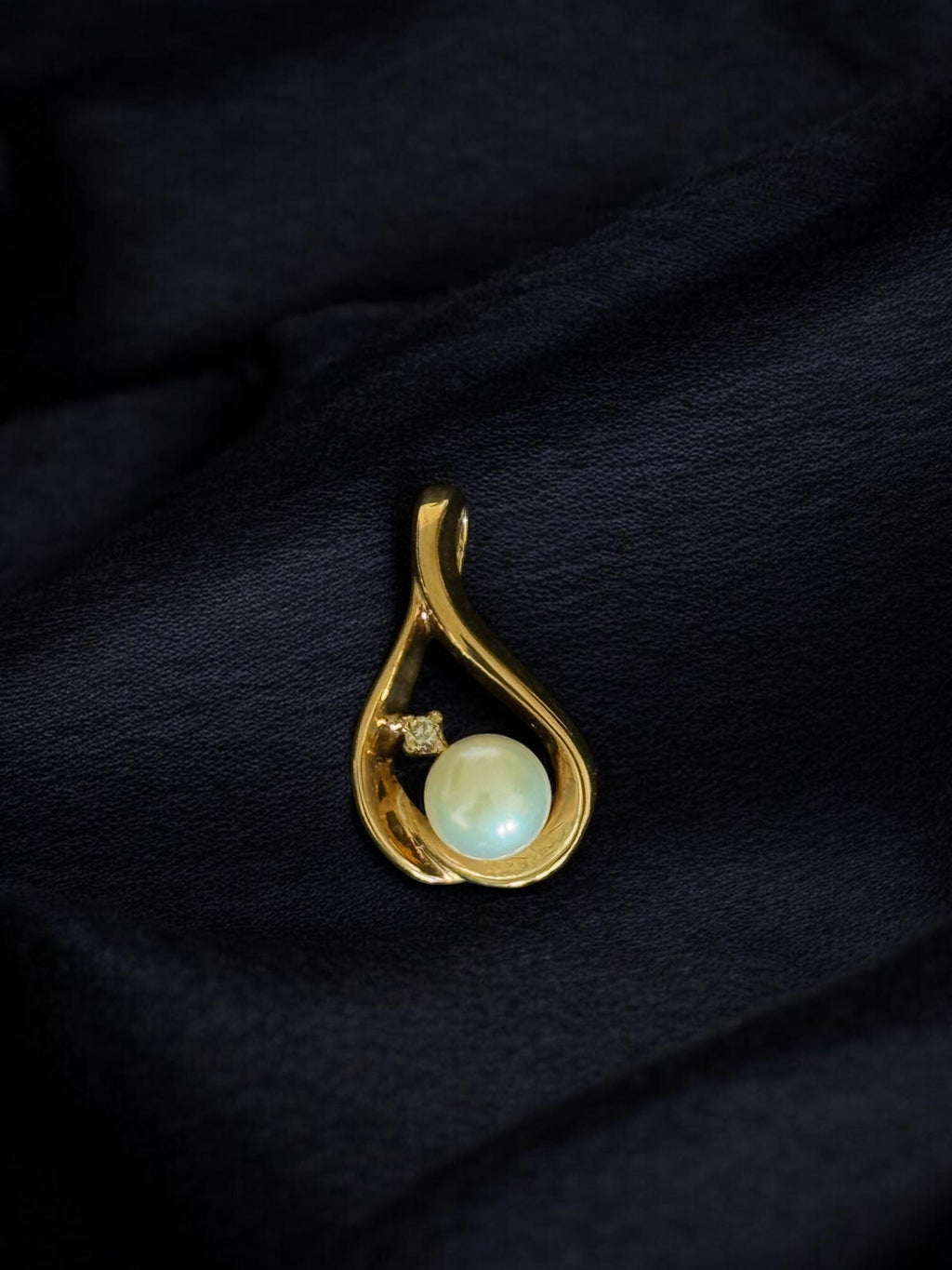 Dije perla con diamante en oro