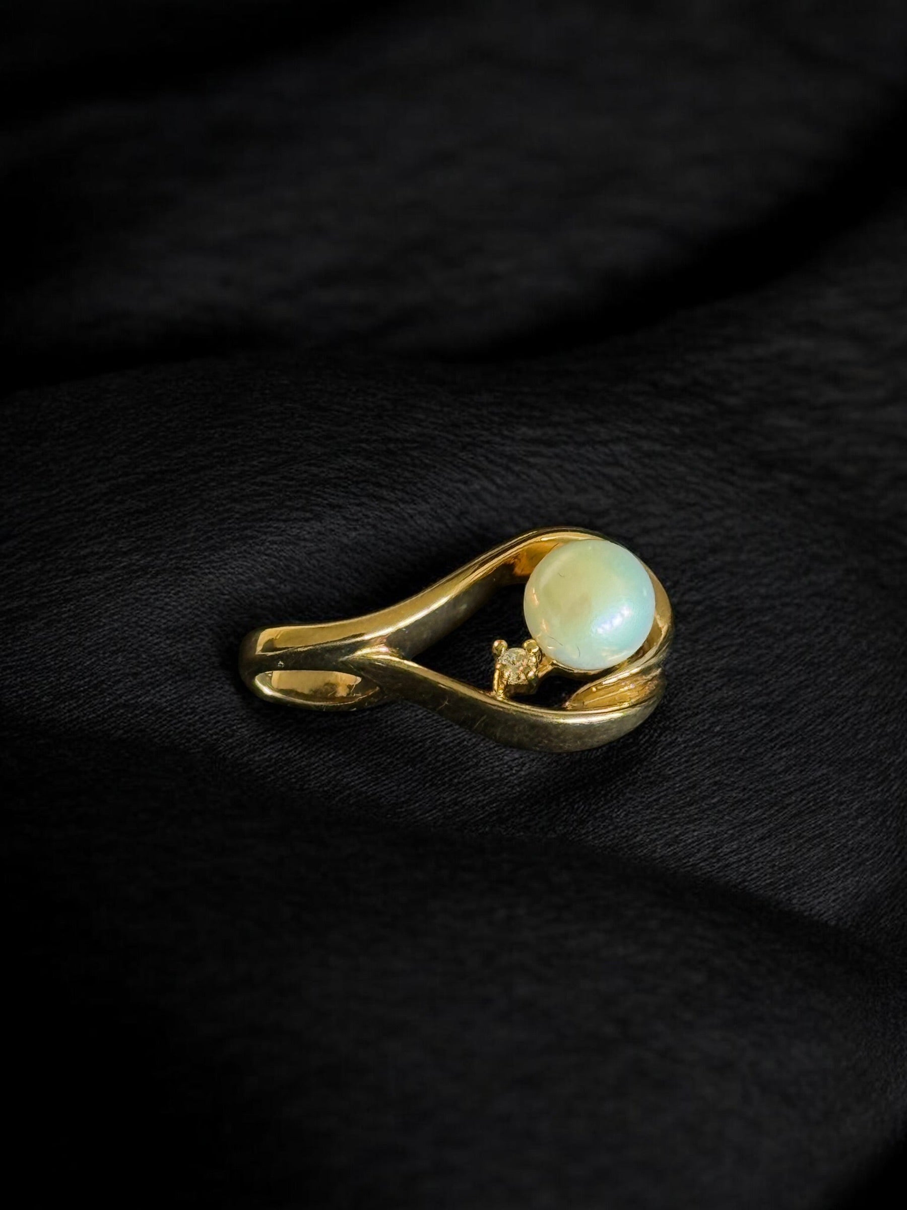 Dije perla con diamante en oro