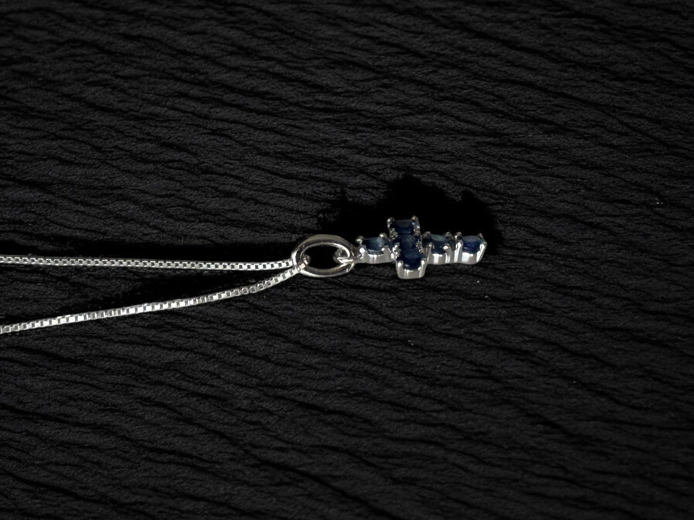 Collar cruz zafiros en oro