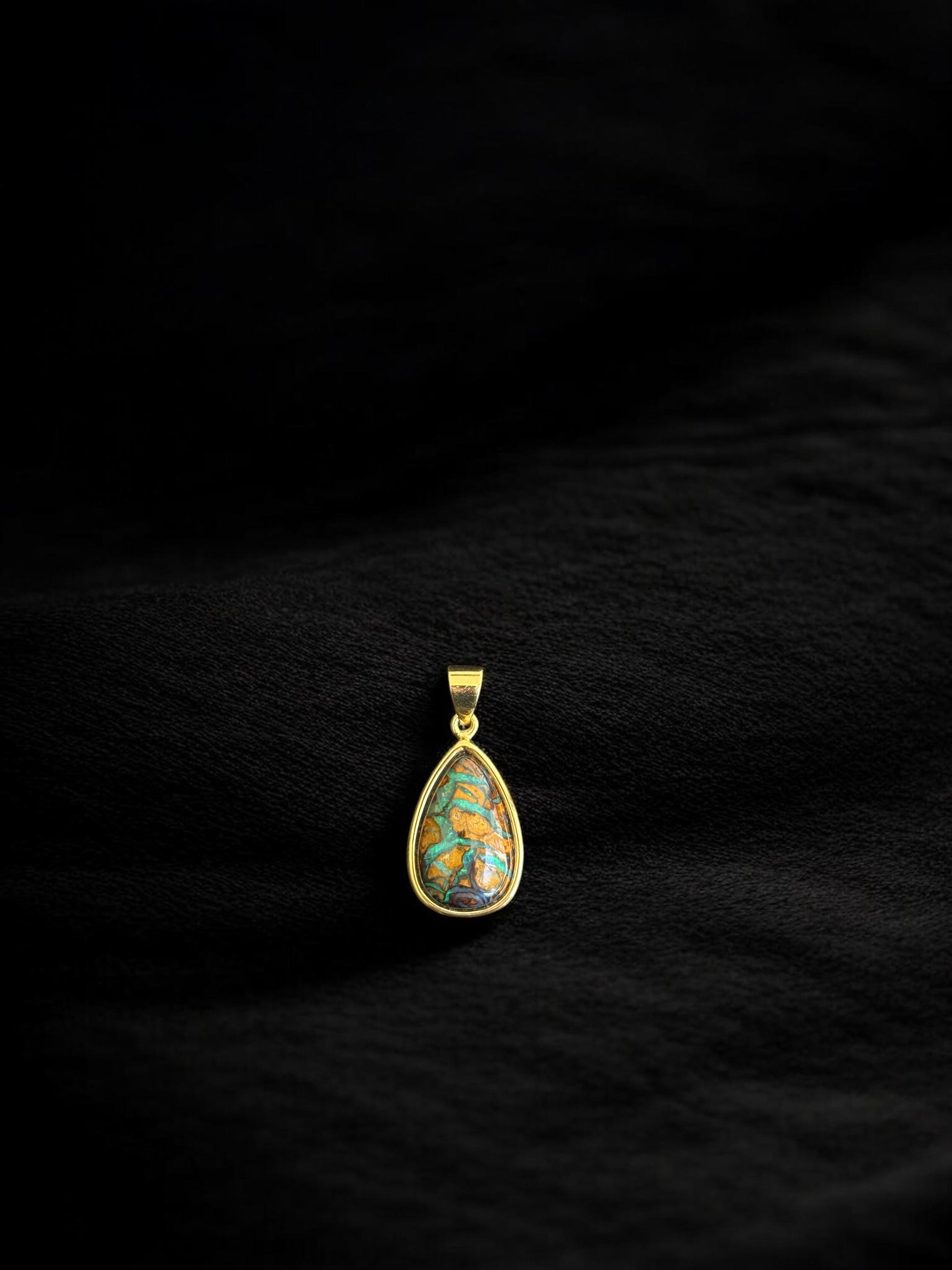 Dije ópalo Boulder pera turquesa y dorado en oro 18k