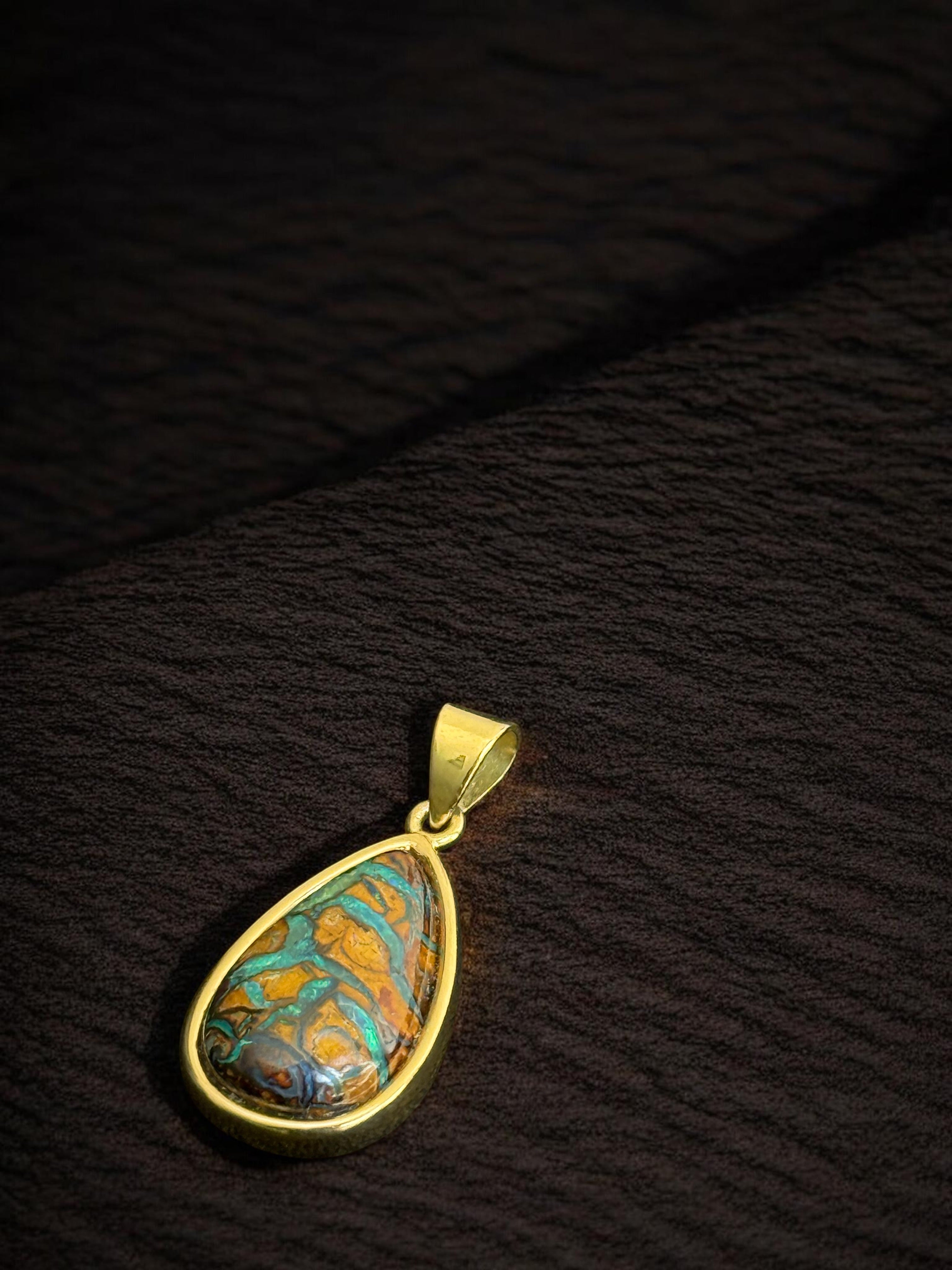 Dije ópalo Boulder pera turquesa y dorado en oro 18k