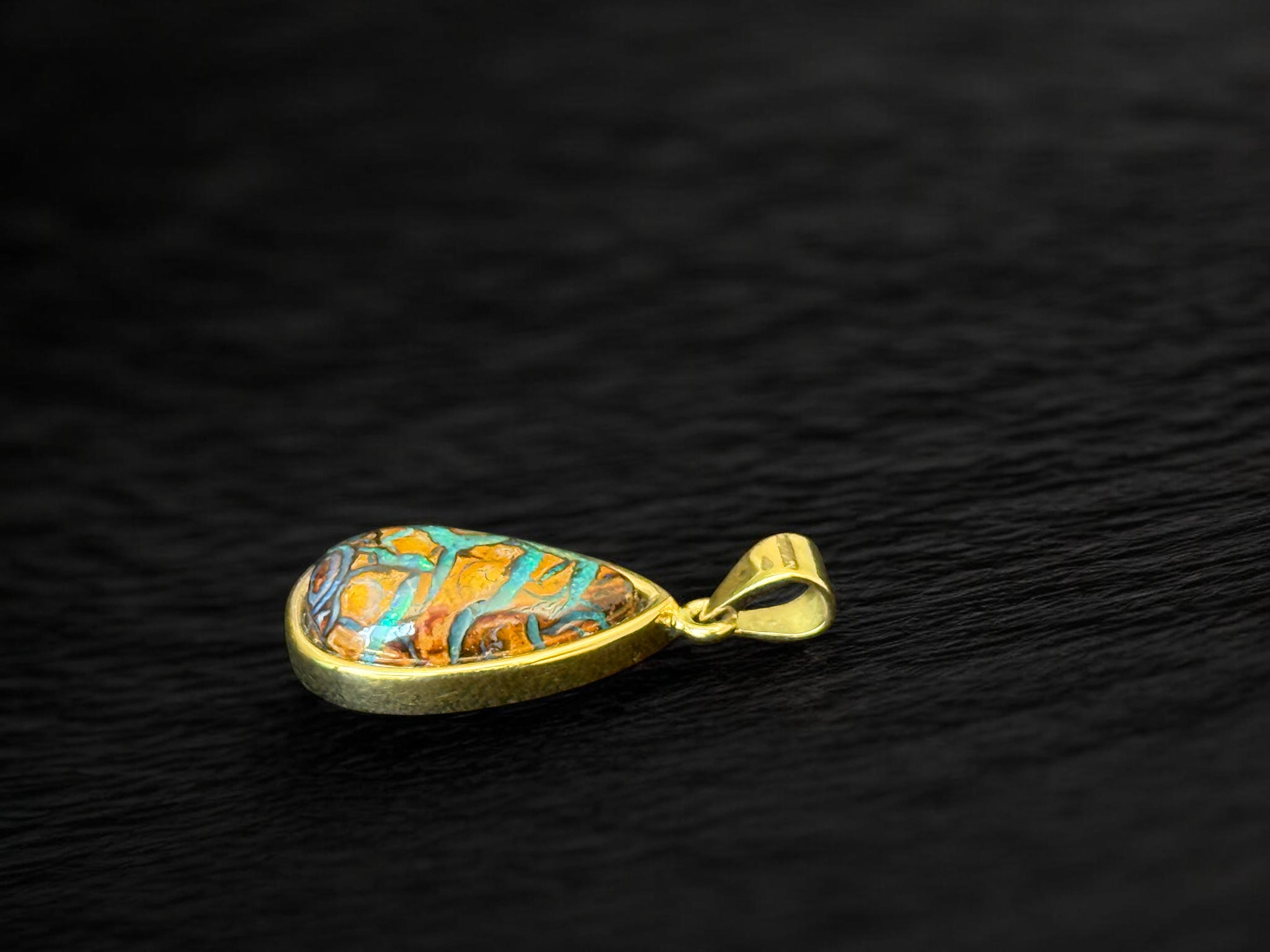 Dije ópalo Boulder pera turquesa y dorado en oro 18k