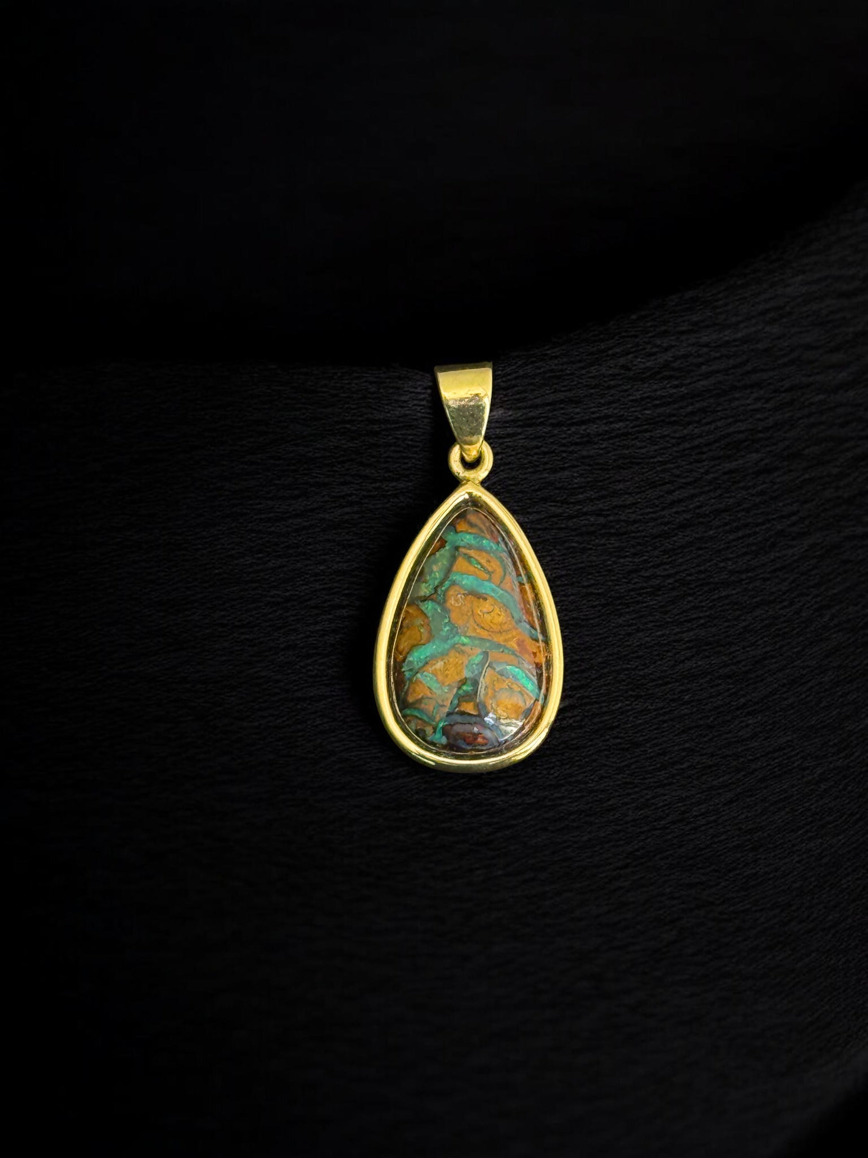 Dije ópalo Boulder pera turquesa y dorado en oro 18k