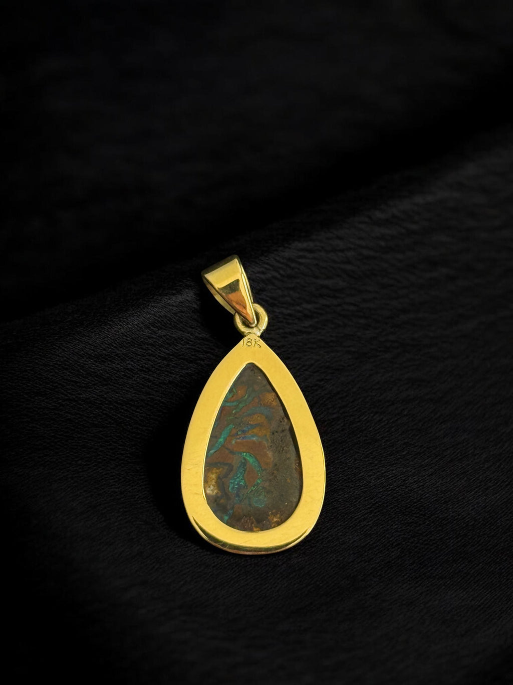 Dije ópalo Boulder pera turquesa y dorado en oro 18k