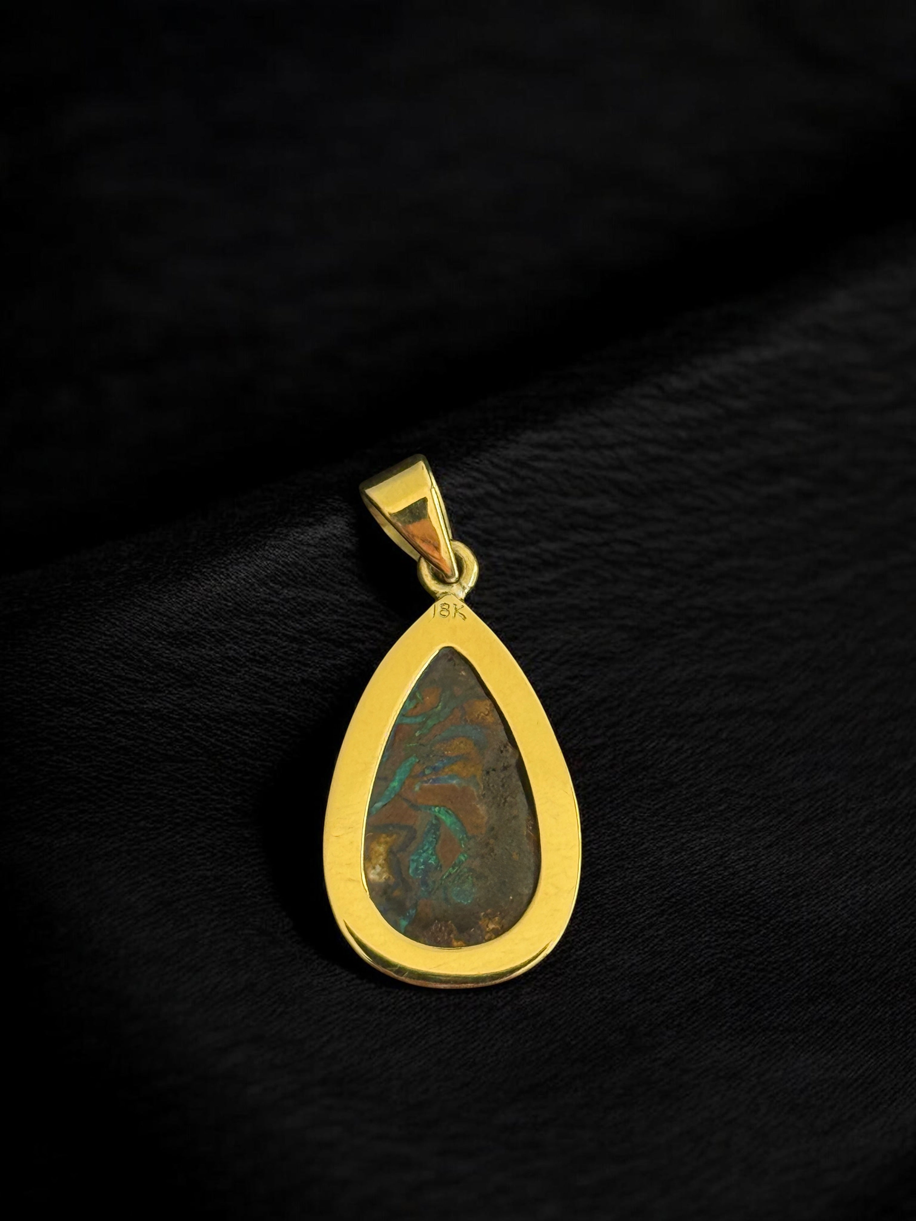 Dije ópalo Boulder pera turquesa y dorado en oro 18k