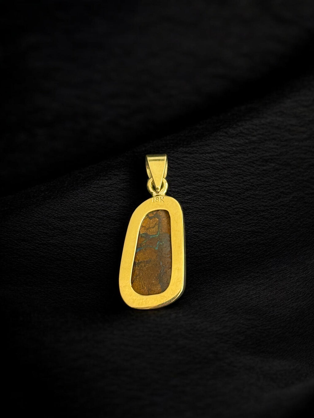 Dije ópalo Boulder azul turquesa en oro 18k