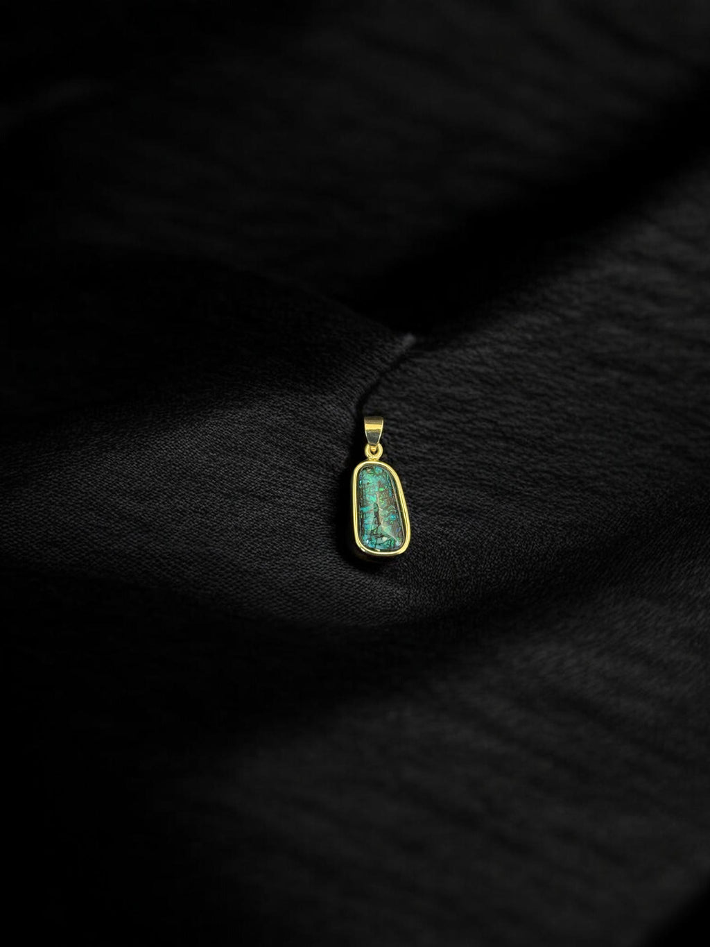 Dije ópalo Boulder azul turquesa en oro 18k