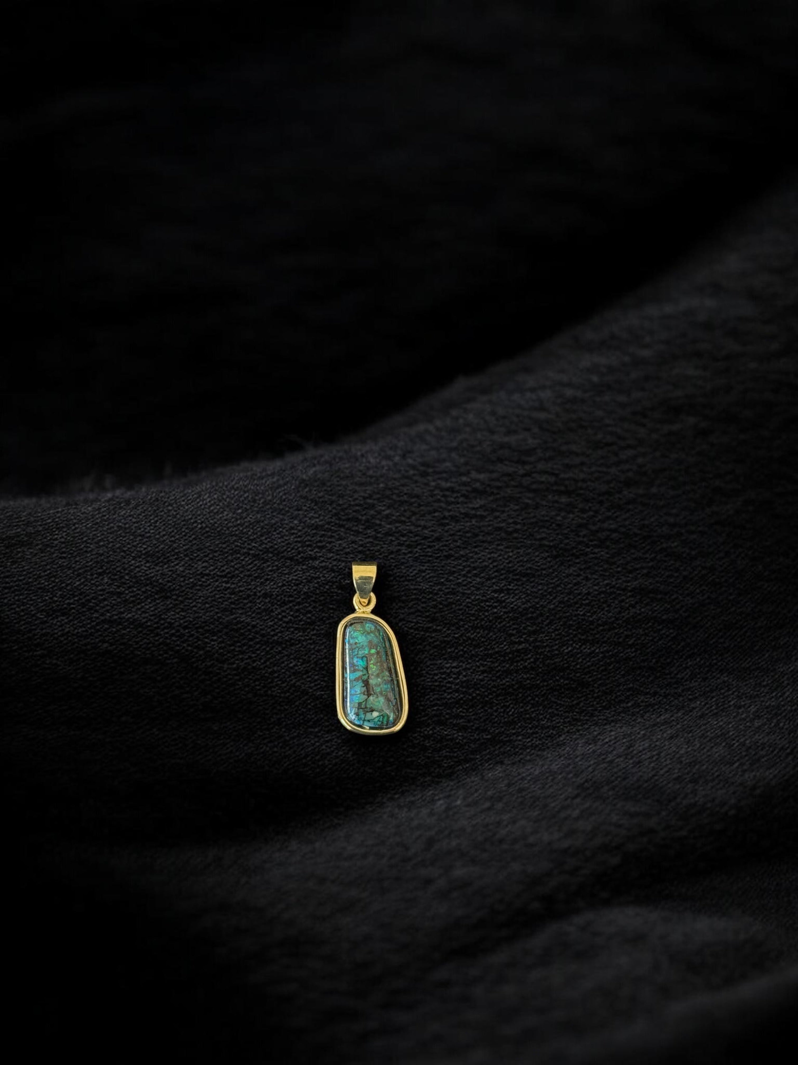 Dije ópalo Boulder azul turquesa en oro 18k