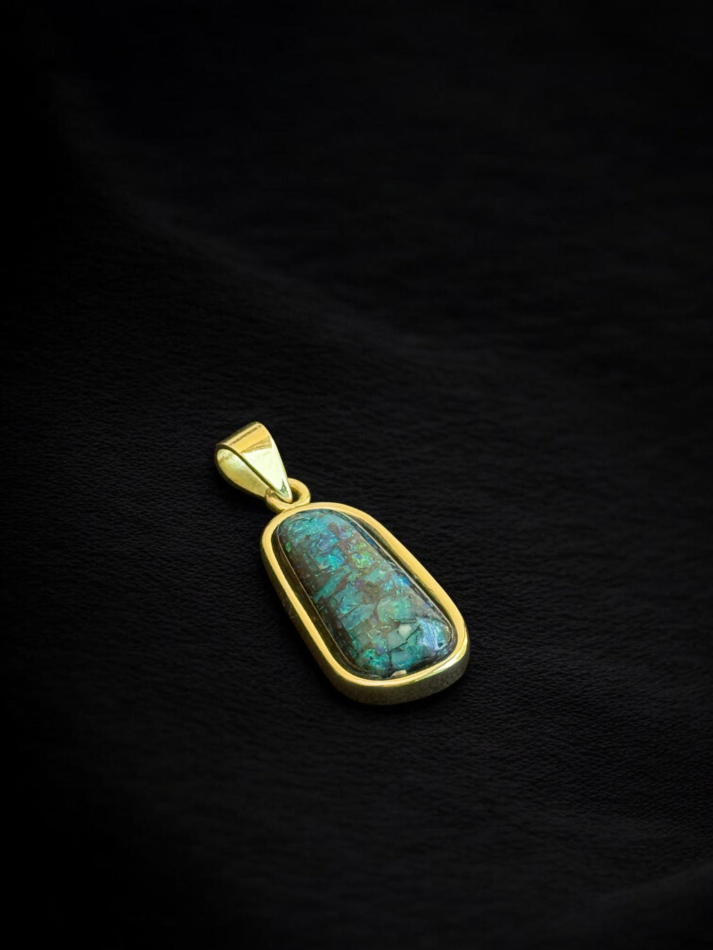 Dije ópalo Boulder azul turquesa en oro 18k