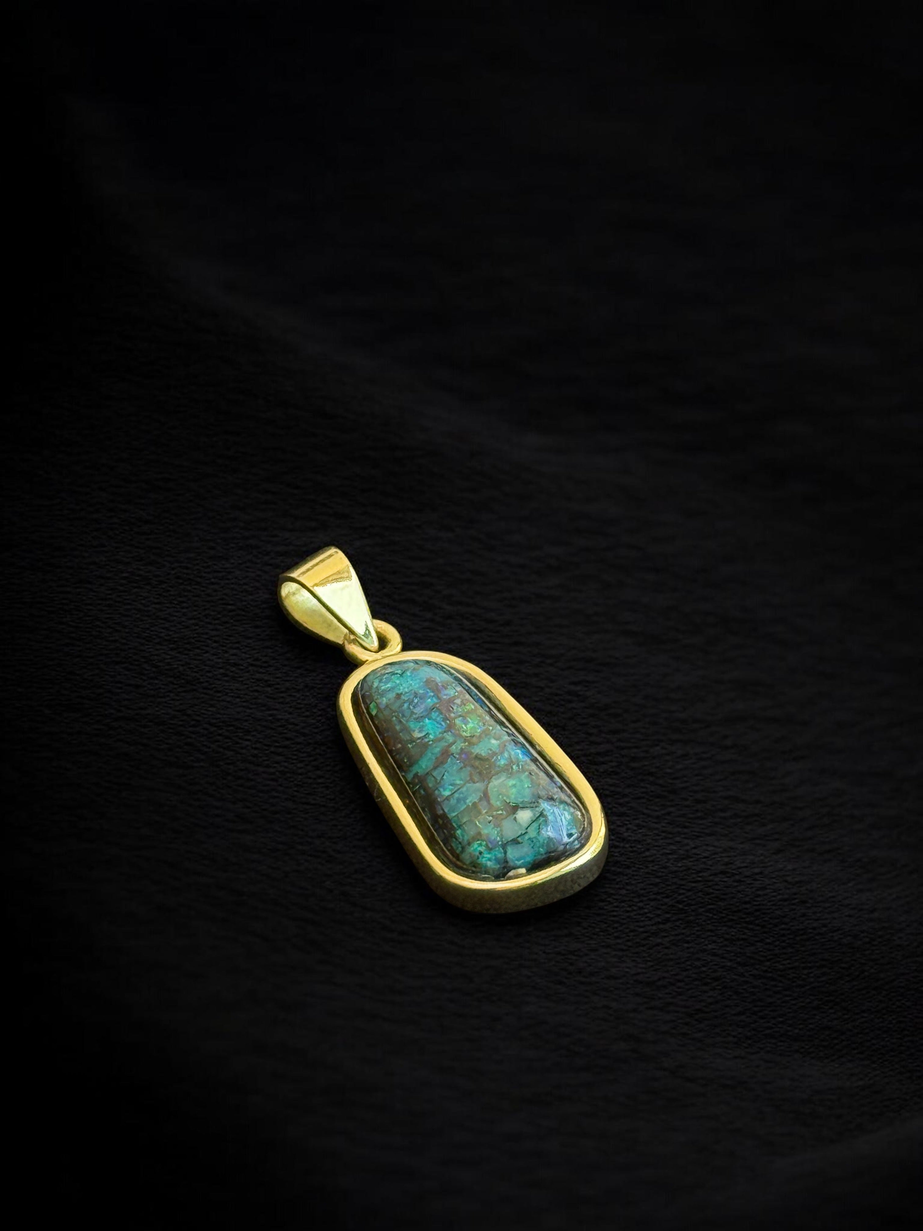Dije ópalo Boulder azul turquesa en oro 18k
