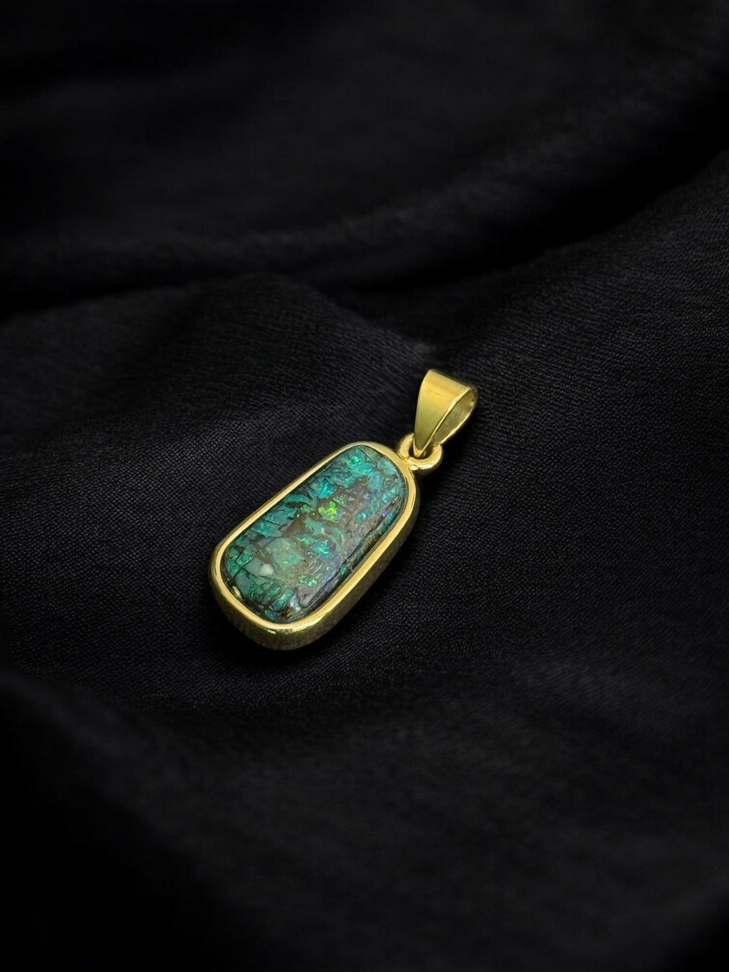 Dije ópalo Boulder azul turquesa en oro 18k