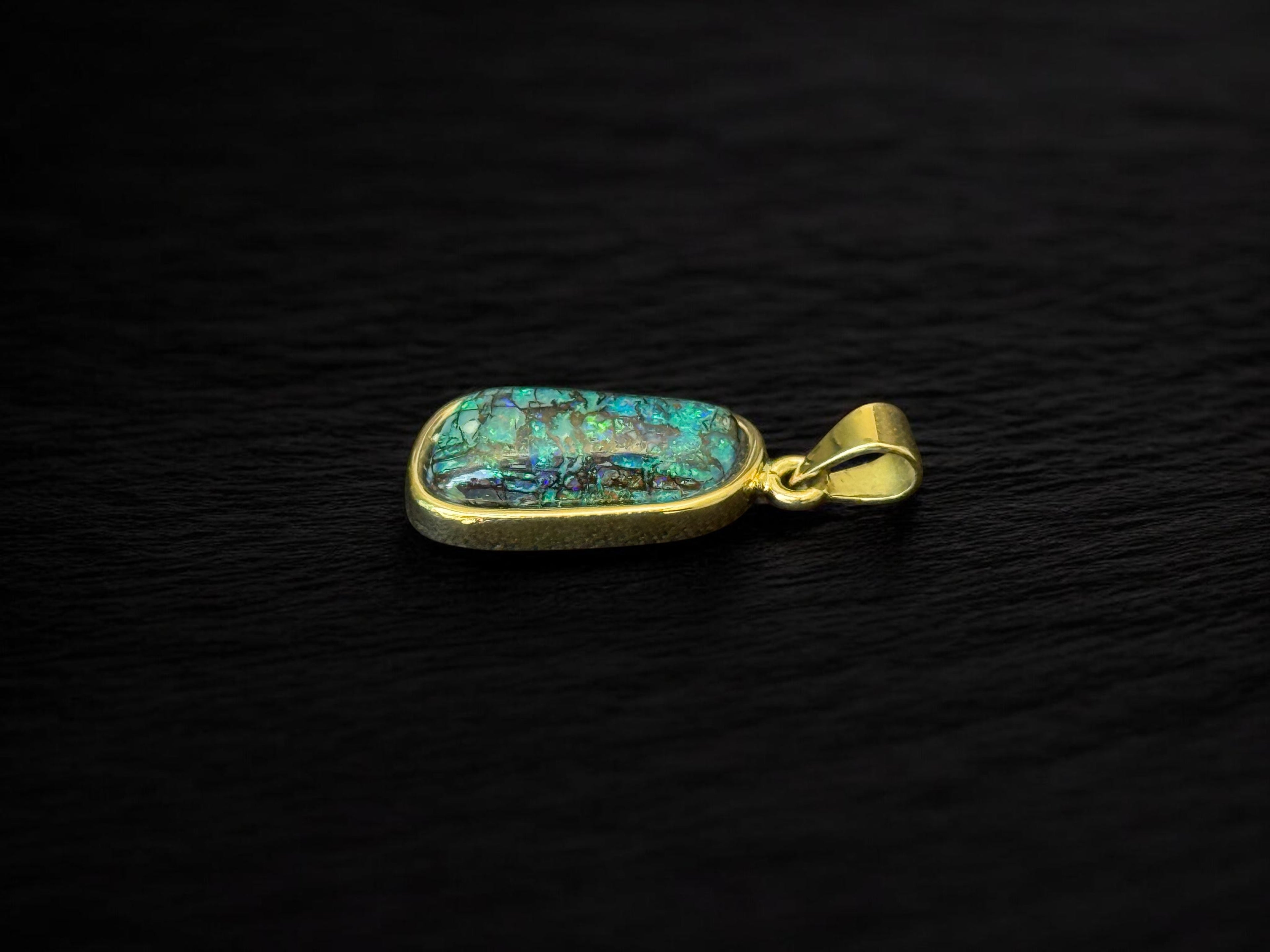 Dije ópalo Boulder azul turquesa en oro 18k