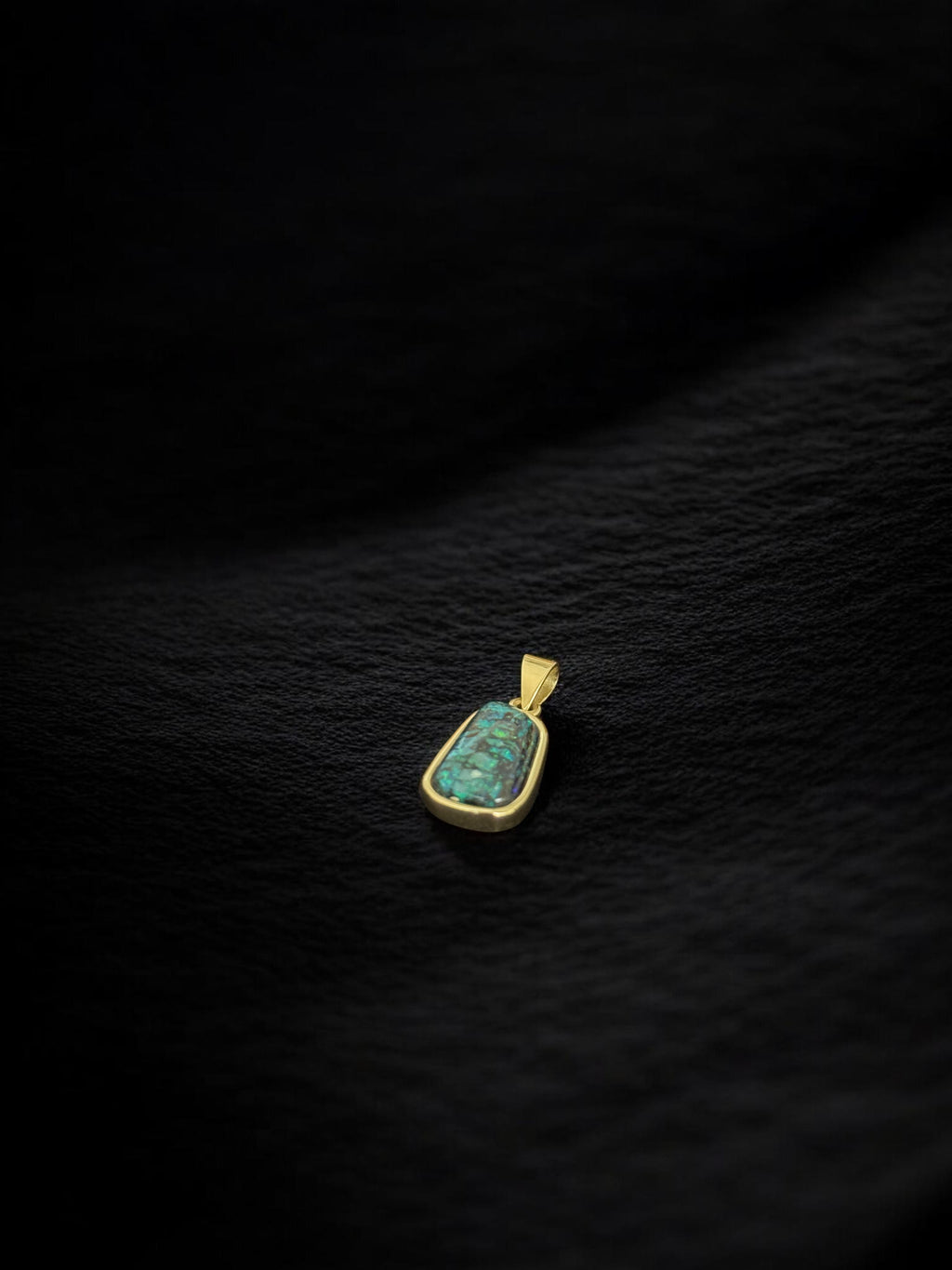 Dije ópalo Boulder azul turquesa en oro 18k