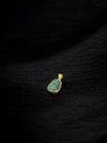 Dije ópalo Boulder azul turquesa en oro 18k