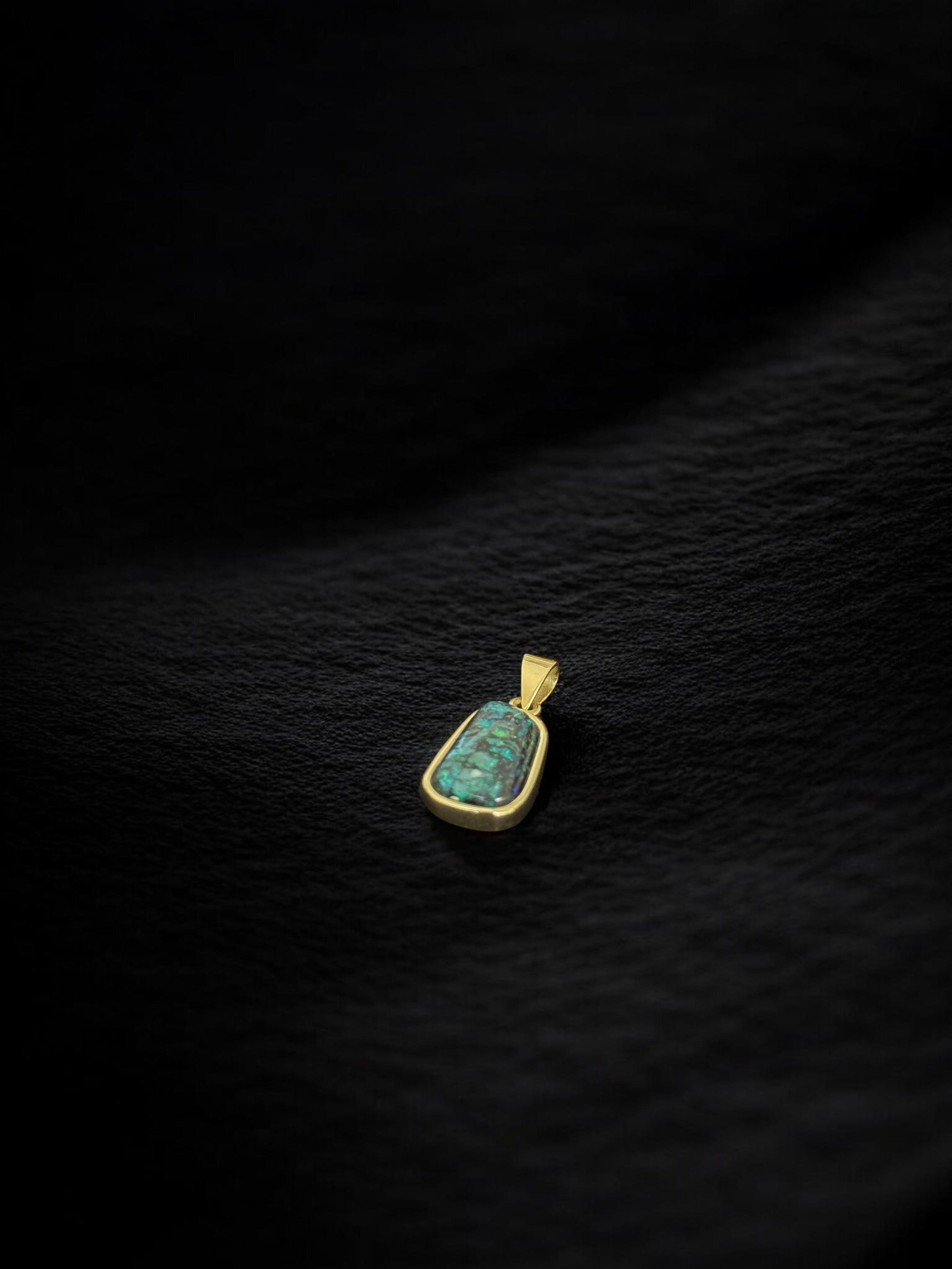 Dije ópalo Boulder azul turquesa en oro 18k