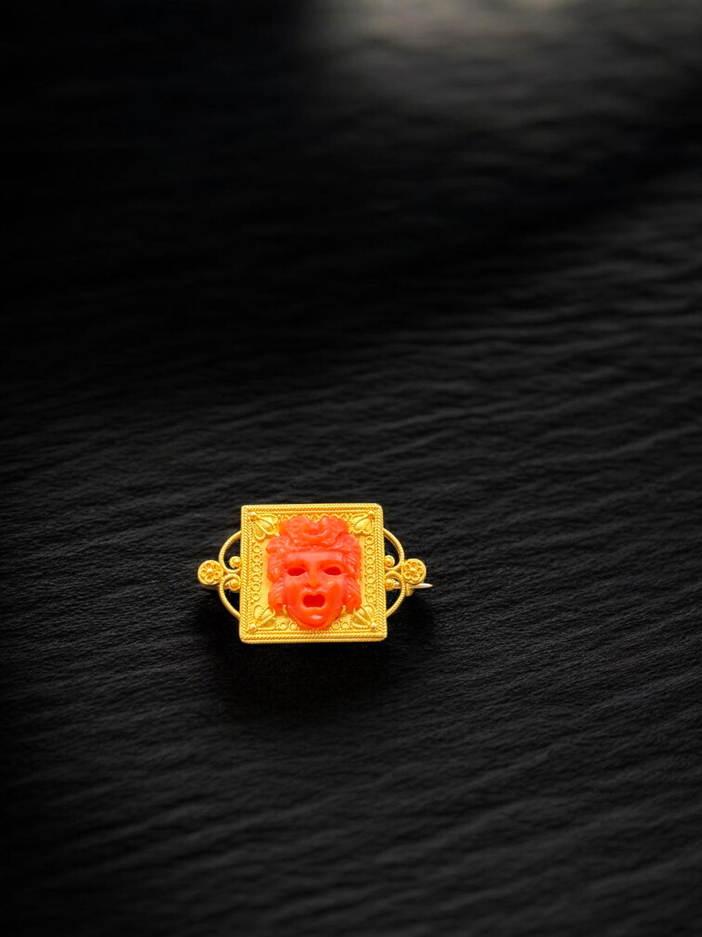 Broche de oro 20k con coral tallado