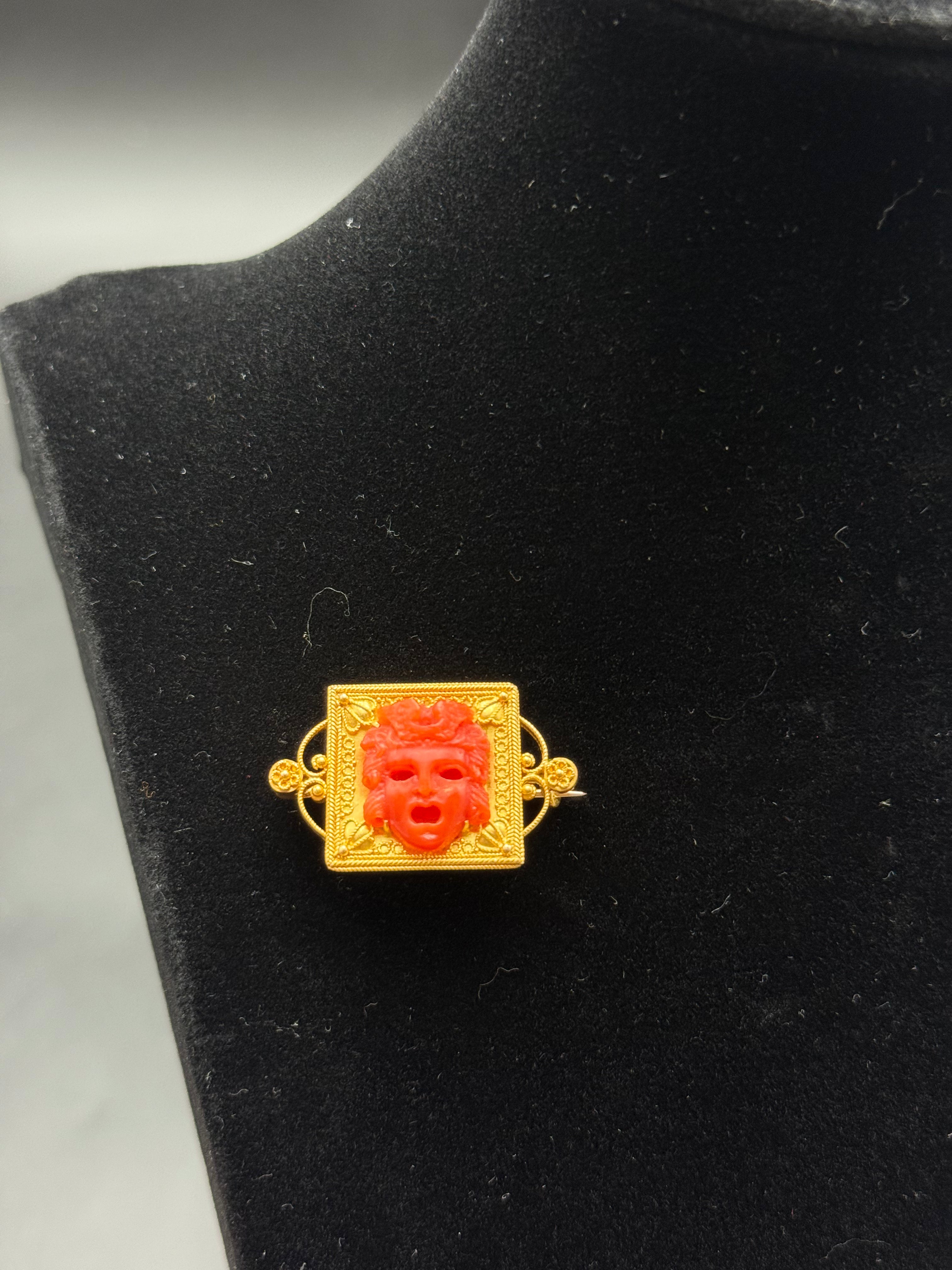 Broche de oro 20k con coral tallado