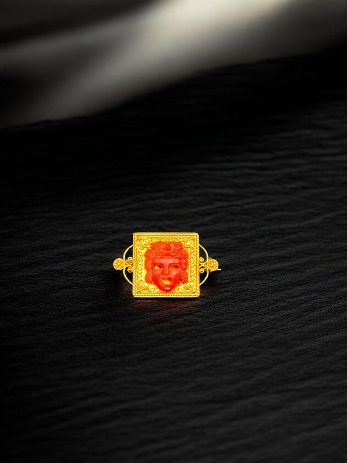 Broche de oro 20k con coral tallado