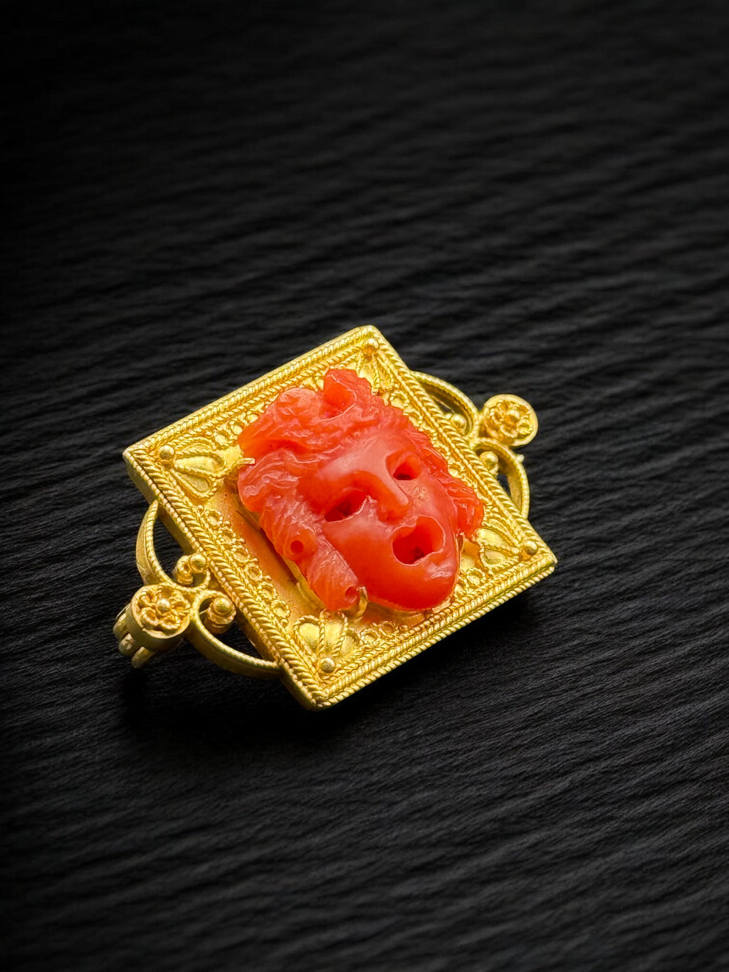 Broche de oro 20k con coral tallado